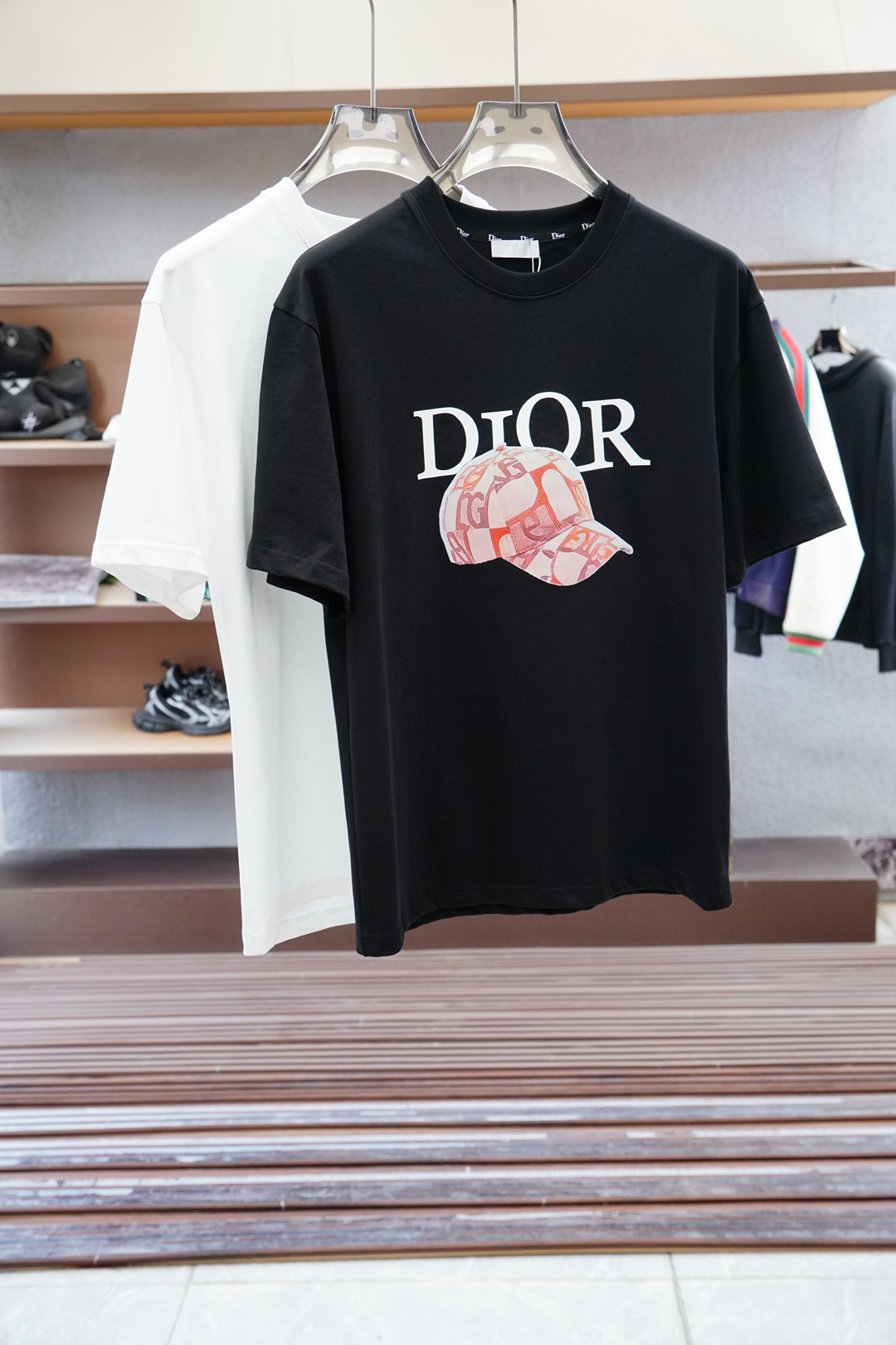 NO:477246,Dior - 2025 new model; spring and summer new short-sleeved model, fabric control must-have model-used imported high-density leather counter custom-made leather cotton, gentle texture, delicate and soft, the upper body is naturally comfortable, sweat-absorbing soft and delicate, without deformation or pilling, the overall craftsmanship line is really impeccable Size M-3XL (model 173130 catties wears M to pick up the next day), dior, dior, T-shirt, alexander wang19860909Dior 迪奥- 2025新款；春夏新款短袖,面料控必入款-采用进口高密度皮专柜定制皮马棉,质地温儒柔软 细腻柔软 上身自然是舒适 吸汗柔软细腻,不变形不起球,整体的工艺车线真的是无可挑剔的 尺码M-3XL（模特173130斤穿M隔天取货）,,dior,dior,T-shirt,alexander wang,Men's clothing