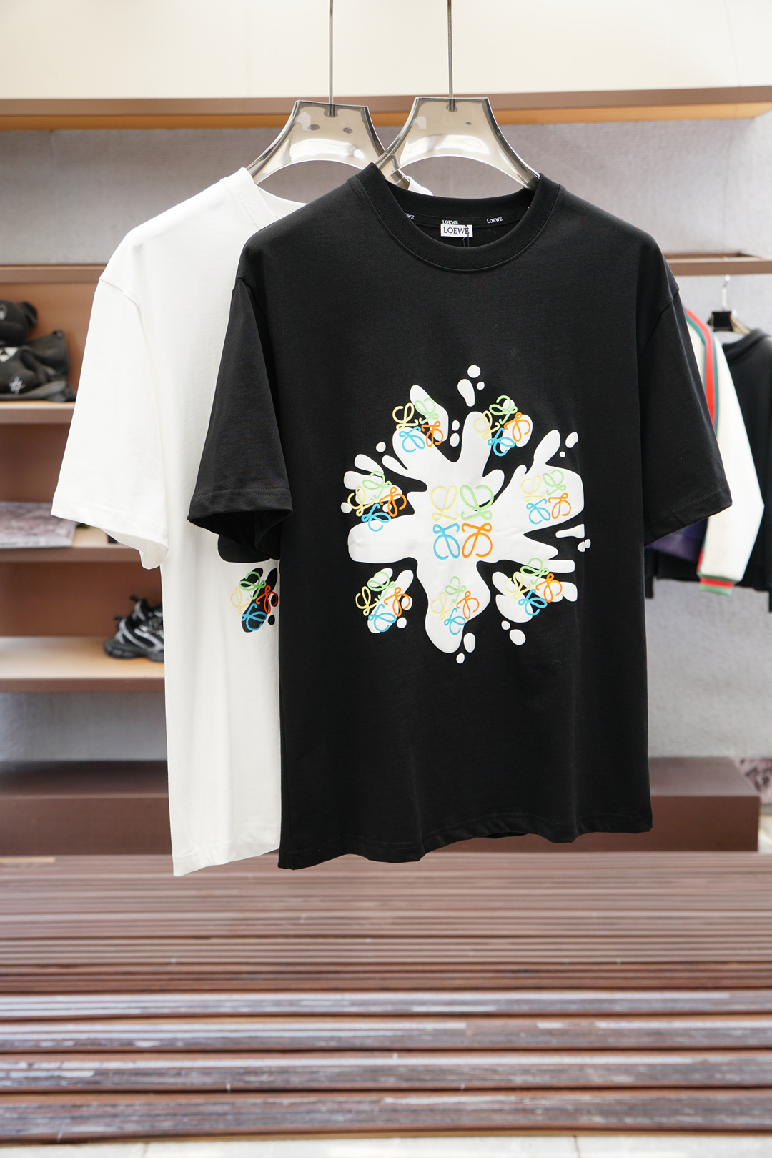 NO:477255,Loewe 2025 new model; spring and summer new short-sleeved model, fabric control must-have - custom leather cotton using imported high-density leather counter, gentle texture, delicate and soft, the upper body is naturally comfortable, sweat-absorbing soft and delicate, without deformation or pilling, the overall craftsmanship line is really impeccable Size M-3XL (model 173130 catties wears M to pick up the next day), loewe,loewe,T-shirt,alexander wang19860909罗意威 Loewe 2025新款；春夏新款短袖,面料控必入款-采用进口高密度皮专柜定制皮马棉,质地温儒柔软 细腻柔软 上身自然是舒适 吸汗柔软细腻,不变形不起球,整体的工艺车线真的是无可挑剔的 尺码M-3XL（模特173130斤穿M隔天取货）,,loewe,loewe,T-shirt,alexander wang,Men's clothing