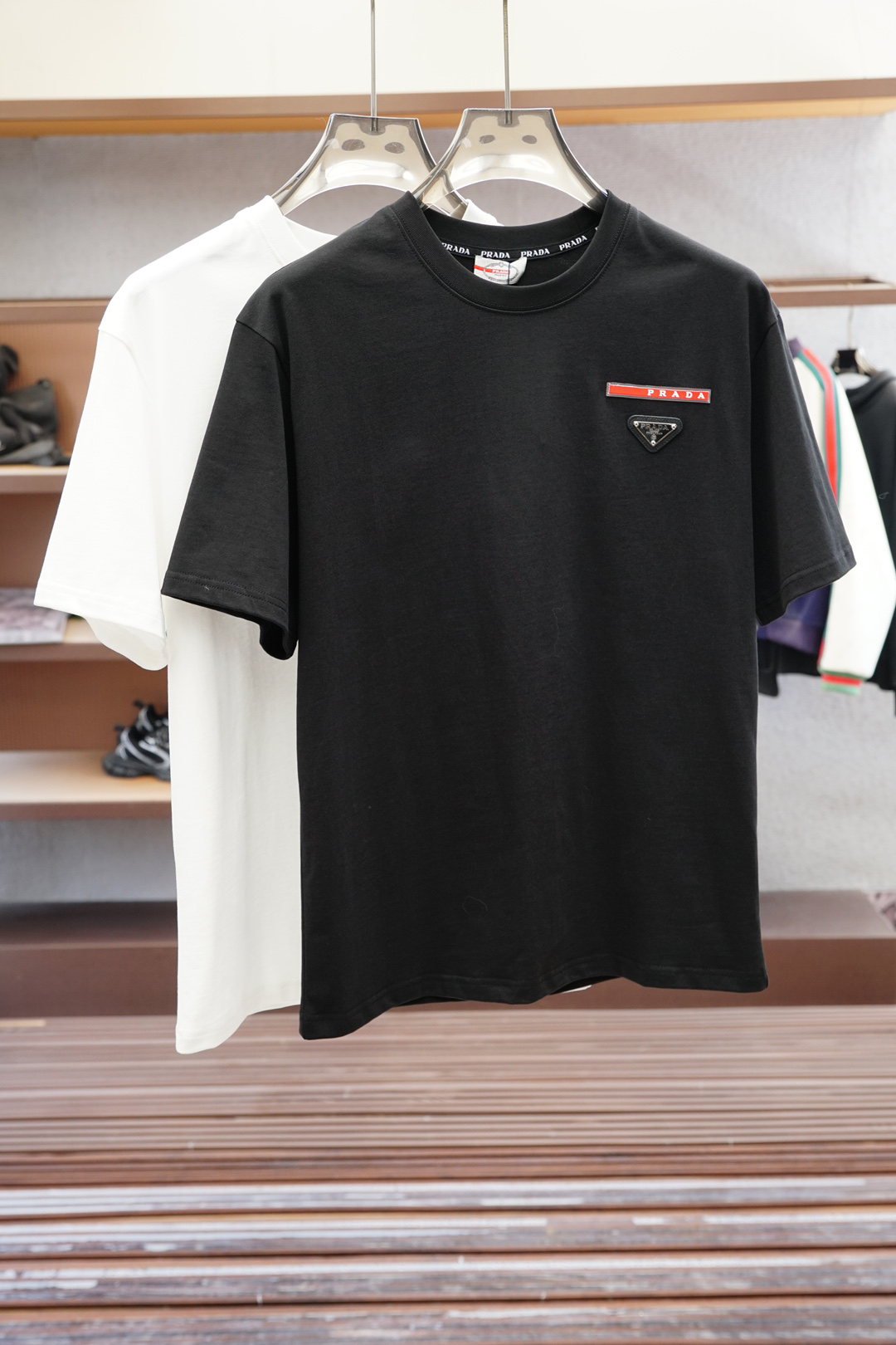 NO:477263,Prada - 2025 new model; spring and summer new short-sleeved model, fabric control must-have model - custom-made leather cotton with imported high-density leather counter, gentle texture, delicate and soft, the upper body is naturally comfortable, sweat-absorbing soft and delicate, without deformation or pilling, the overall craftsmanship line is really impeccable Size M-3XL (model 173130 catties wears M to pick up the next day),, prada, prada, T-shirt, alexander wang19860909Prada 普拉达- 2025新款；春夏新款短袖,面料控必入款-采用进口高密度皮专柜定制皮马棉,质地温儒柔软 细腻柔软 上身自然是舒适 吸汗柔软细腻,不变形不起球,整体的工艺车线真的是无可挑剔的 尺码M-3XL（模特173130斤穿M隔天取货）,,prada,prada,T-shirt,alexander wang,Men's clothing