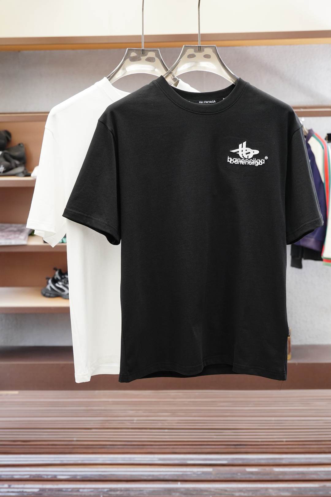 NO:477271,Balenciaga - 2025 new model; spring and summer new short-sleeved model, fabric control must-have model-used custom leather cotton with imported high-density leather counter, gentle texture, delicate and soft, the upper body is naturally comfortable, sweat-absorbing soft and delicate, without deformation or pilling, the overall craftsmanship line is really impeccable Size M-3XL (model 173130 catties wears M to pick up the next day),,balenciaga,T-shirt,alexander wang19860909巴黎世家- 2025新款；春夏新款短袖,面料控必入款-采用进口高密度皮专柜定制皮马棉,质地温儒柔软 细腻柔软 上身自然是舒适 吸汗柔软细腻,不变形不起球,整体的工艺车线真的是无可挑剔的 尺码M-3XL（模特173130斤穿M隔天取货）,,balenciaga,T-shirt,alexander wang,Men's clothing