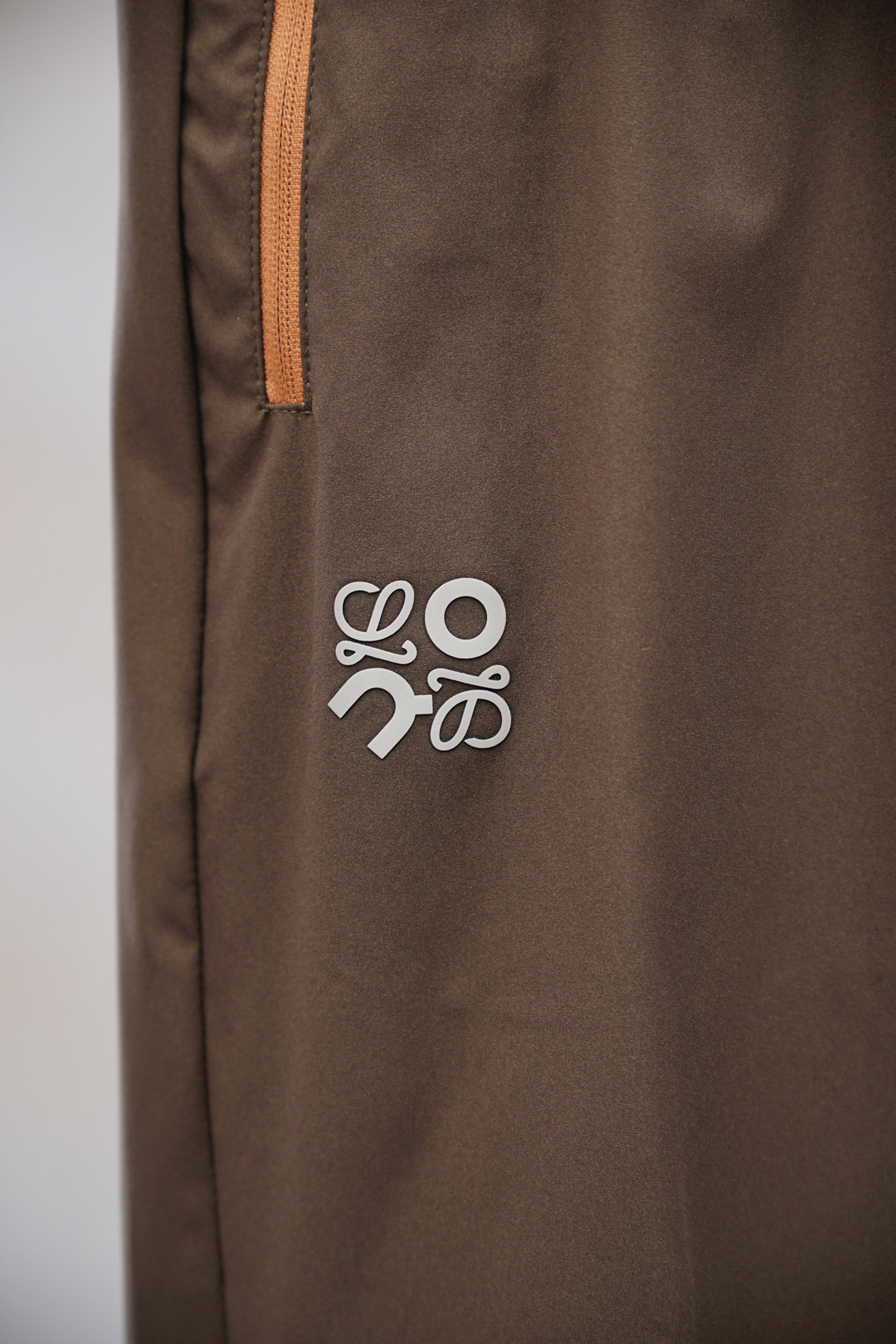 Loewe 2025 Summer Men’s Leisure Pants: Comfortable, Stylish, and Versatile Choice - 图片 6