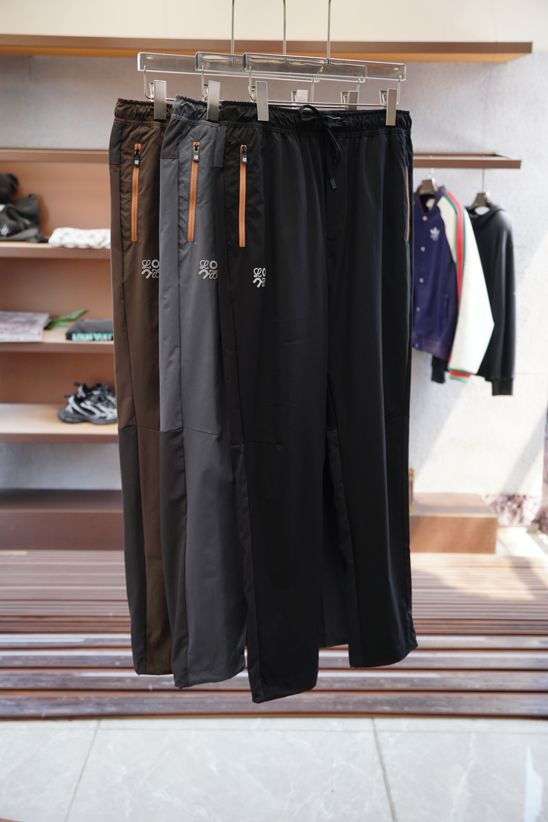 Loewe 2025 Summer Men’s Leisure Pants: Comfortable, Stylish, and Versatile Choice - 图片 1