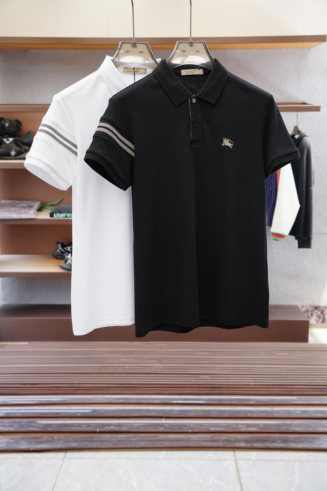 NO:502035,BBR Burberry - Big Recommendation!  2025 Early Spring. New products for sale in counters. Fashionable high-end men's clothing Polo - chest logo is fashionable / imported with extremely high density mercerized beads, extremely skin-friendly and comfortable. It feels very delicate to touch, has a good texture, is soft and breathable. It is a very good overall style. It is completely fine to wear it alone. If you like it, you can stock up in advance!  Hurry up and grab it. Size (on M/4XL) pick up the next day., burberry, alexander wang19860909BBR 巴宝莉-重磅推荐！2025早春.新品 专柜在售 时尚高端男装Polo-胸前Logo个性时尚/进口顶极高密度丝光珠地,极为亲肤舒适 摸上去非常的细腻,质感很好,舒软透气,整体非常不错的一款,内搭单穿都完全没问题,喜欢的亲也可以提早囤货！赶紧下手抢吧.尺码（于M/4XL）隔天取货.,,burberry,alexander wang,Men's clothing