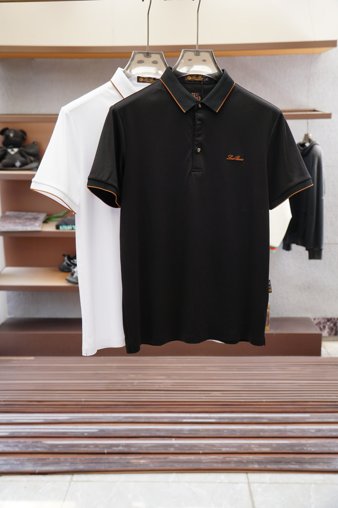 NO:502032,LP big recommendation!  2025 Early Spring. New products for sale in counters. Fashionable high-end men's clothing Polo - chest logo is fashionable / imported with extremely high density mercerized beads, extremely skin-friendly and comfortable. It feels very delicate to touch, has a good texture, is soft and breathable. It is a very good overall style. It is completely fine to wear it alone. If you like it, you can stock up in advance!  Hurry up and grab it. Size (on M/4XL) pick up the next day., loro piana, alexander wang19860909LP 重磅推荐！2025早春.新品 专柜在售 时尚高端男装Polo-胸前Logo个性时尚/进口顶极高密度丝光珠地,极为亲肤舒适 摸上去非常的细腻,质感很好,舒软透气,整体非常不错的一款,内搭单穿都完全没问题,喜欢的亲也可以提早囤货！赶紧下手抢吧.尺码（于M/4XL）隔天取货.,,loro piana,alexander wang,Men's clothing