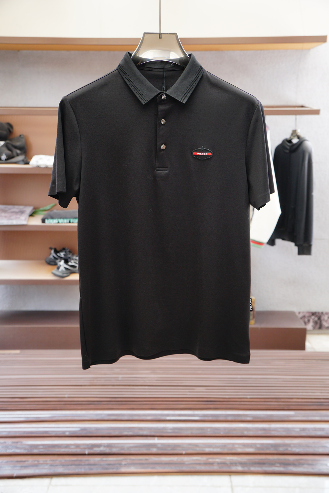 NO:502030,Prada's big recommendations!  2025 Early Spring. New products for sale in counters. Fashionable high-end men's clothing Polo - chest logo is fashionable / imported with extremely high density mercerized beads, extremely skin-friendly and comfortable. It feels very delicate to touch, has a good texture, is soft and breathable. It is a very good overall style. It is completely fine to wear it alone. If you like it, you can stock up in advance!  Hurry up and grab it. Size (on M/4XL) pick up the next day., prada, prada, alexander wang19860909Prada普拉达重磅推荐！2025早春.新品 专柜在售 时尚高端男装Polo-胸前Logo个性时尚/进口顶极高密度丝光珠地,极为亲肤舒适 摸上去非常的细腻,质感很好,舒软透气,整体非常不错的一款,内搭单穿都完全没问题,喜欢的亲也可以提早囤货！赶紧下手抢吧.尺码（于M/4XL）隔天取货.,,prada,prada,alexander wang,Men's clothing