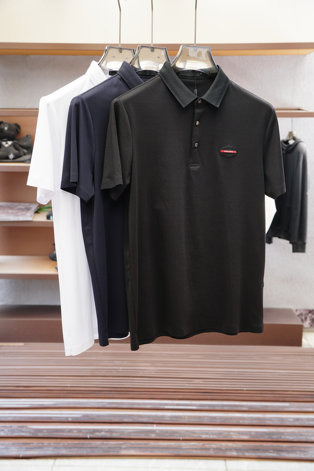 NO:502028,Prada - a big recommendation!  2025 Early Spring. New products for sale in counters. Fashionable high-end men's clothing Polo - chest logo is fashionable / imported with extremely high density mercerized beads, extremely skin-friendly and comfortable. It feels very delicate to touch, has a good texture, is soft and breathable. It is a very good overall style. It is completely fine to wear it alone. If you like it, you can stock up in advance!  Hurry up and grab it. Size (on M/4XL) pick up the next day., prada, prada, alexander wang19860909Prada 普拉达-重磅推荐！2025早春.新品 专柜在售 时尚高端男装Polo-胸前Logo个性时尚/进口顶极高密度丝光珠地,极为亲肤舒适 摸上去非常的细腻,质感很好,舒软透气,整体非常不错的一款,内搭单穿都完全没问题,喜欢的亲也可以提早囤货！赶紧下手抢吧.尺码（于M/4XL）隔天取货.,,prada,prada,alexander wang,Men's clothing