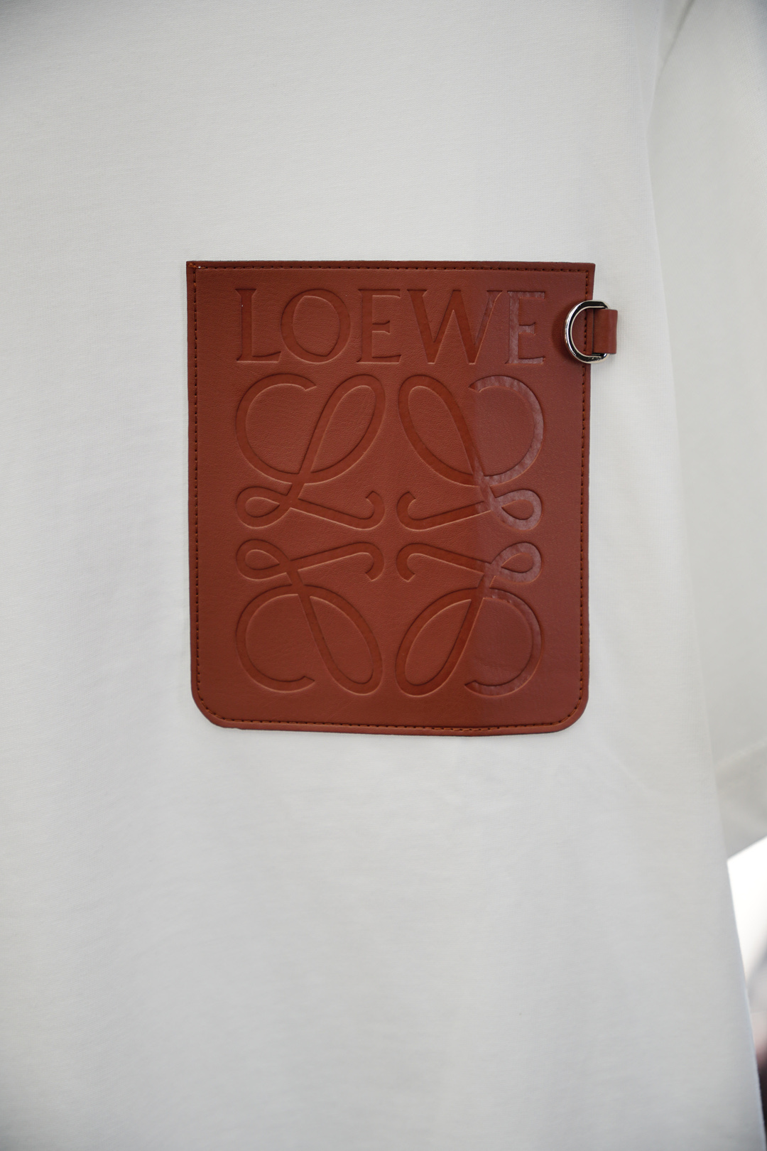 
Loewe-罗意威/2025新款经典圆领短袖，时尚百搭经典元素打造精致工艺专柜面料，顶级元素融合打造，