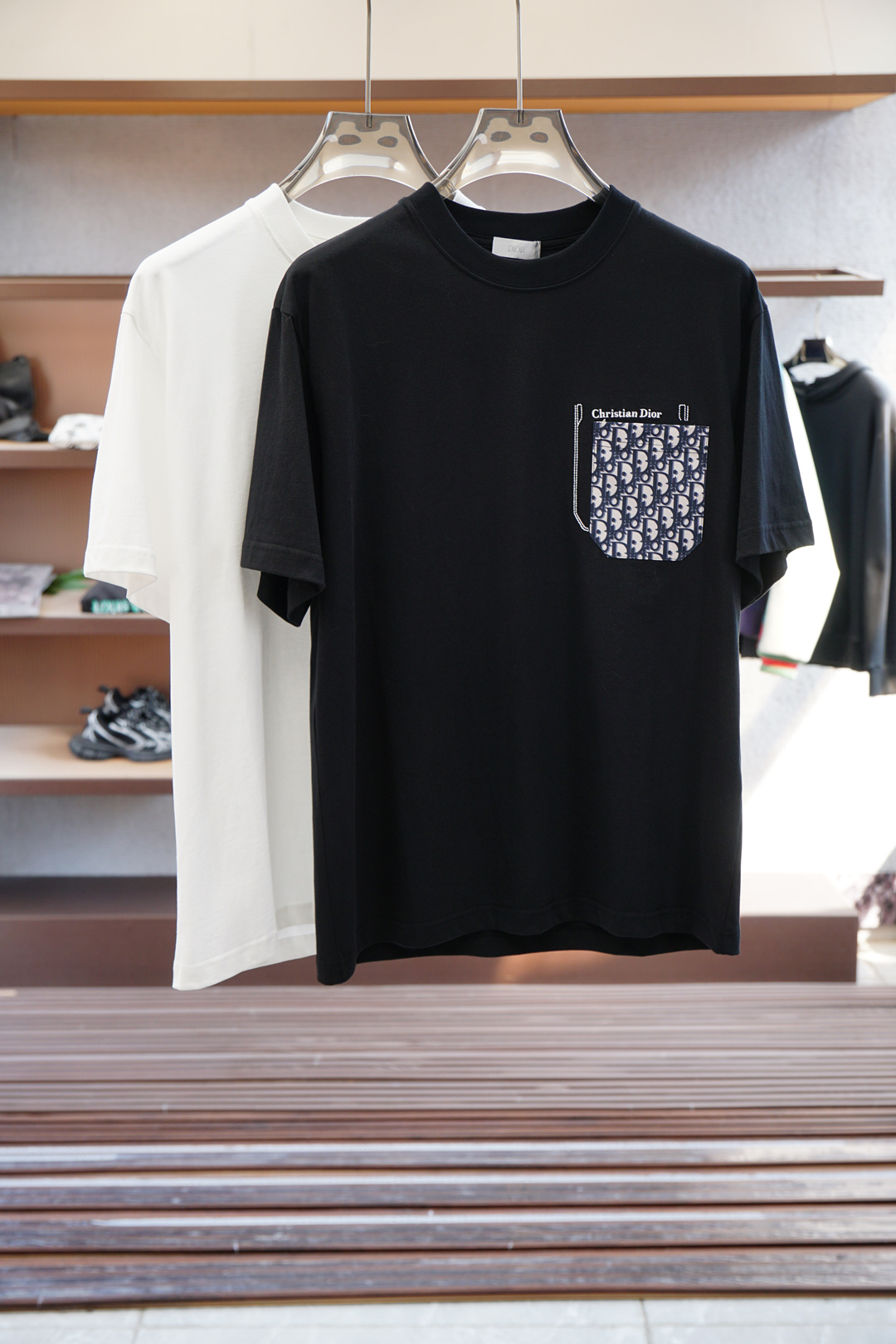 
Dior 迪奥-/2025新款经典圆领短袖，时尚百搭经典元素打造精致工艺专柜面料，顶级元素融合打造，经