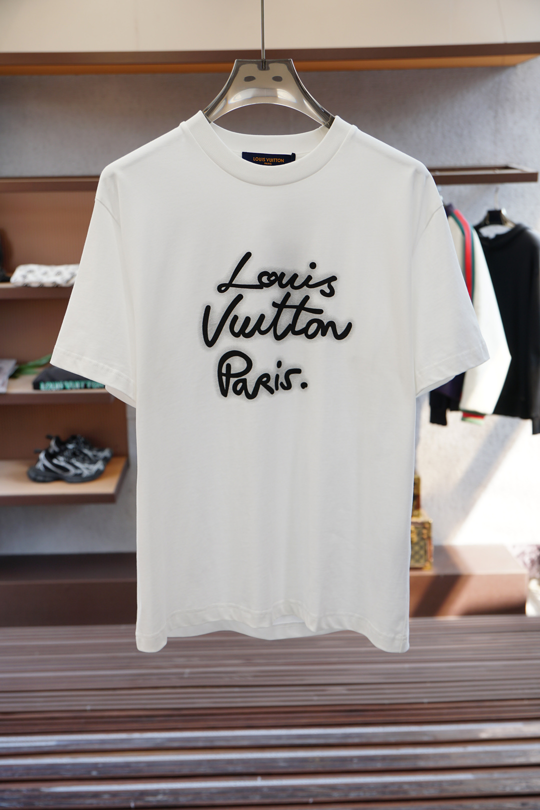
LV 路易威登/2025新款经典圆领短袖，时尚百搭经典元素打造精致工艺专柜面料，顶级元素融合打造，经典