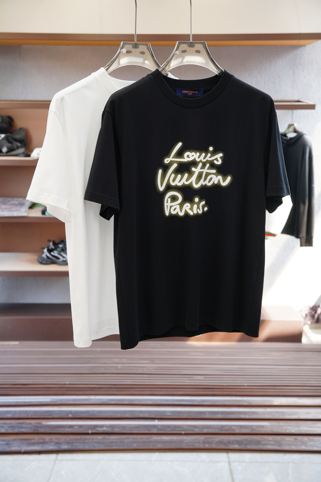 
LV 路易威登/2025新款经典圆领短袖，时尚百搭经典元素打造精致工艺专柜面料，顶级元素融合打造，经典