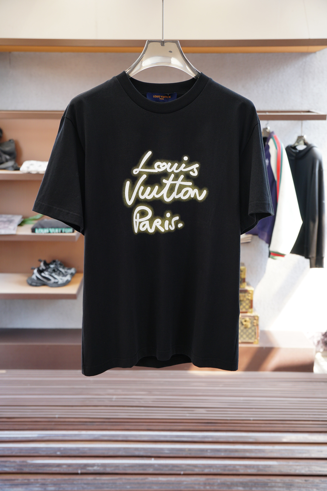 
LV 路易威登/2025新款经典圆领短袖，时尚百搭经典元素打造精致工艺专柜面料，顶级元素融合打造，经典