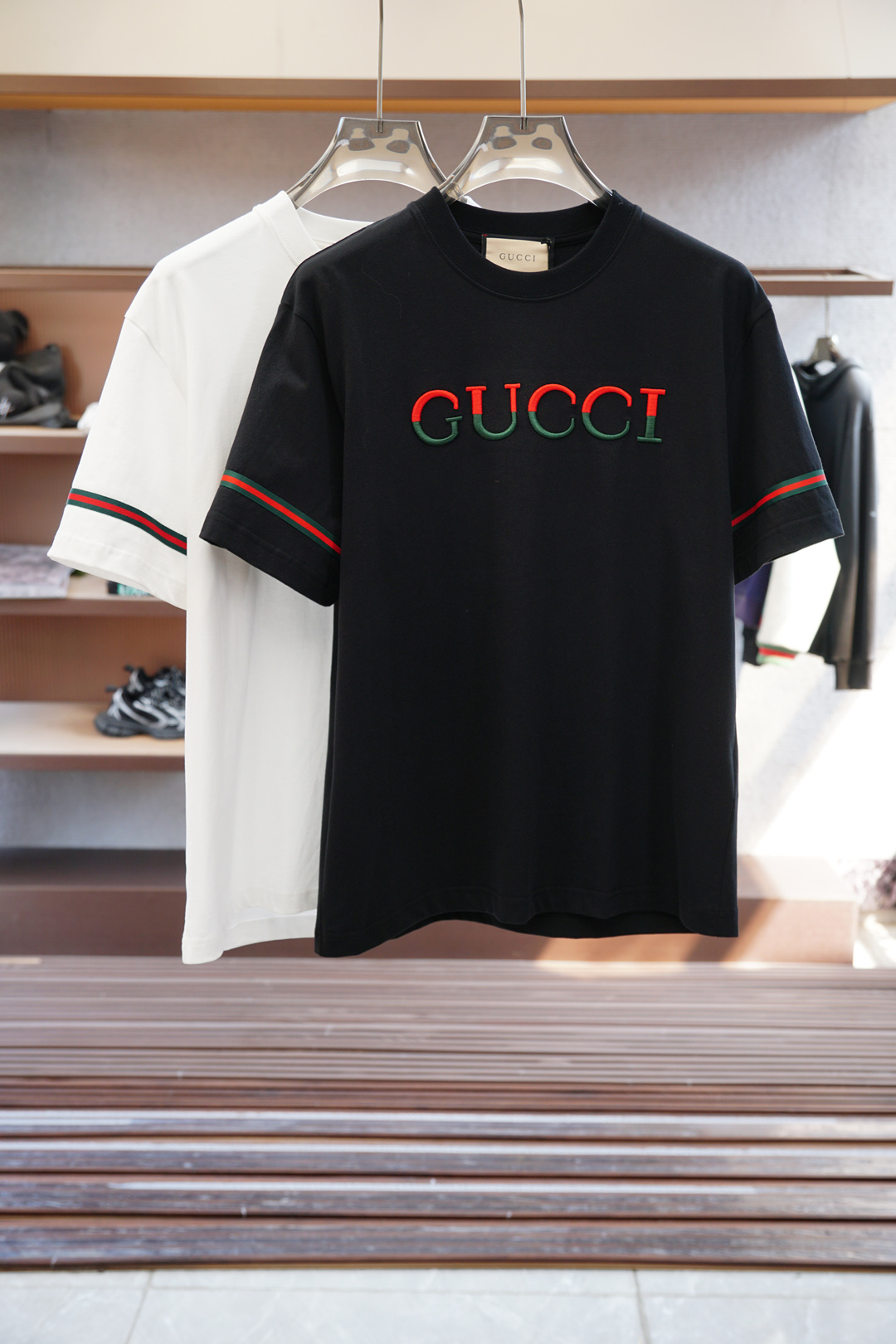 
Gucci 古奇。/2025新款经典圆领短袖，时尚百搭经典元素打造精致工艺专柜面料，顶级元素融合打造，