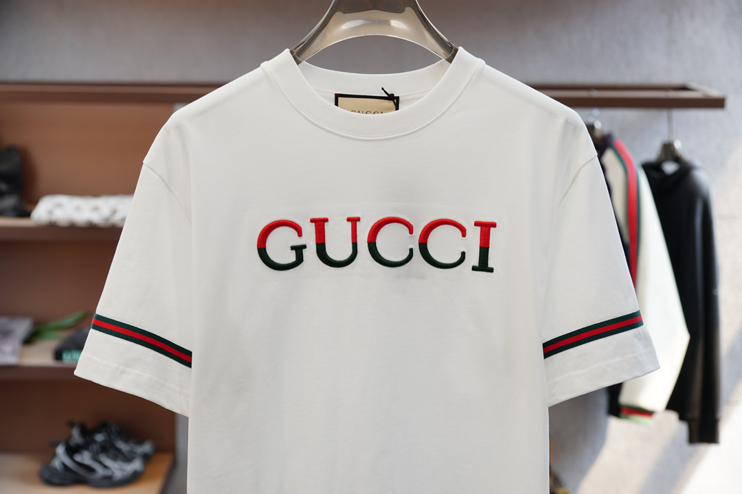 
Gucci 古奇。/2025新款经典圆领短袖，时尚百搭经典元素打造精致工艺专柜面料，顶级元素融合打造，