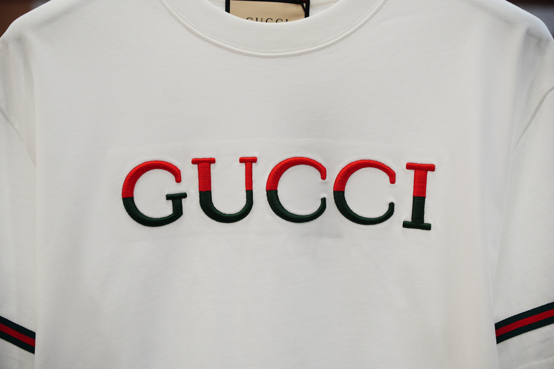 
Gucci 古奇。/2025新款经典圆领短袖，时尚百搭经典元素打造精致工艺专柜面料，顶级元素融合打造，