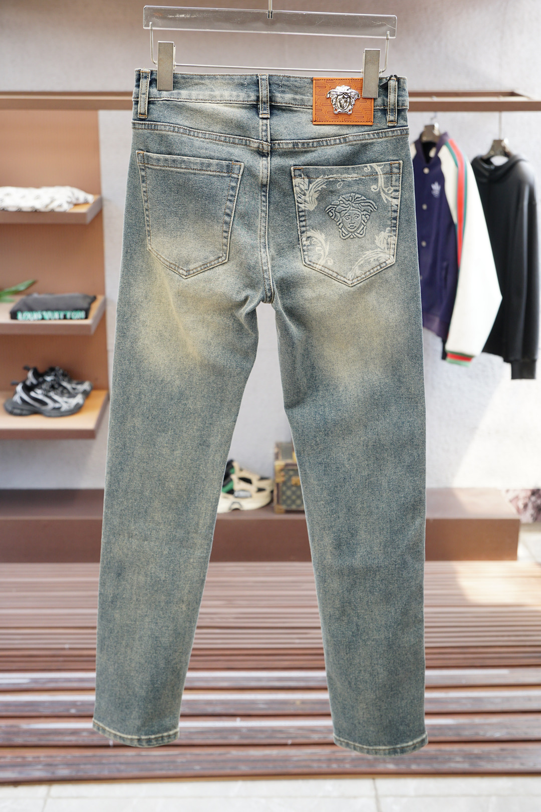 Versace 2025 Spring Collection: High-Grade Fashion Pants with Classic Logo Embroidery - 图片 2