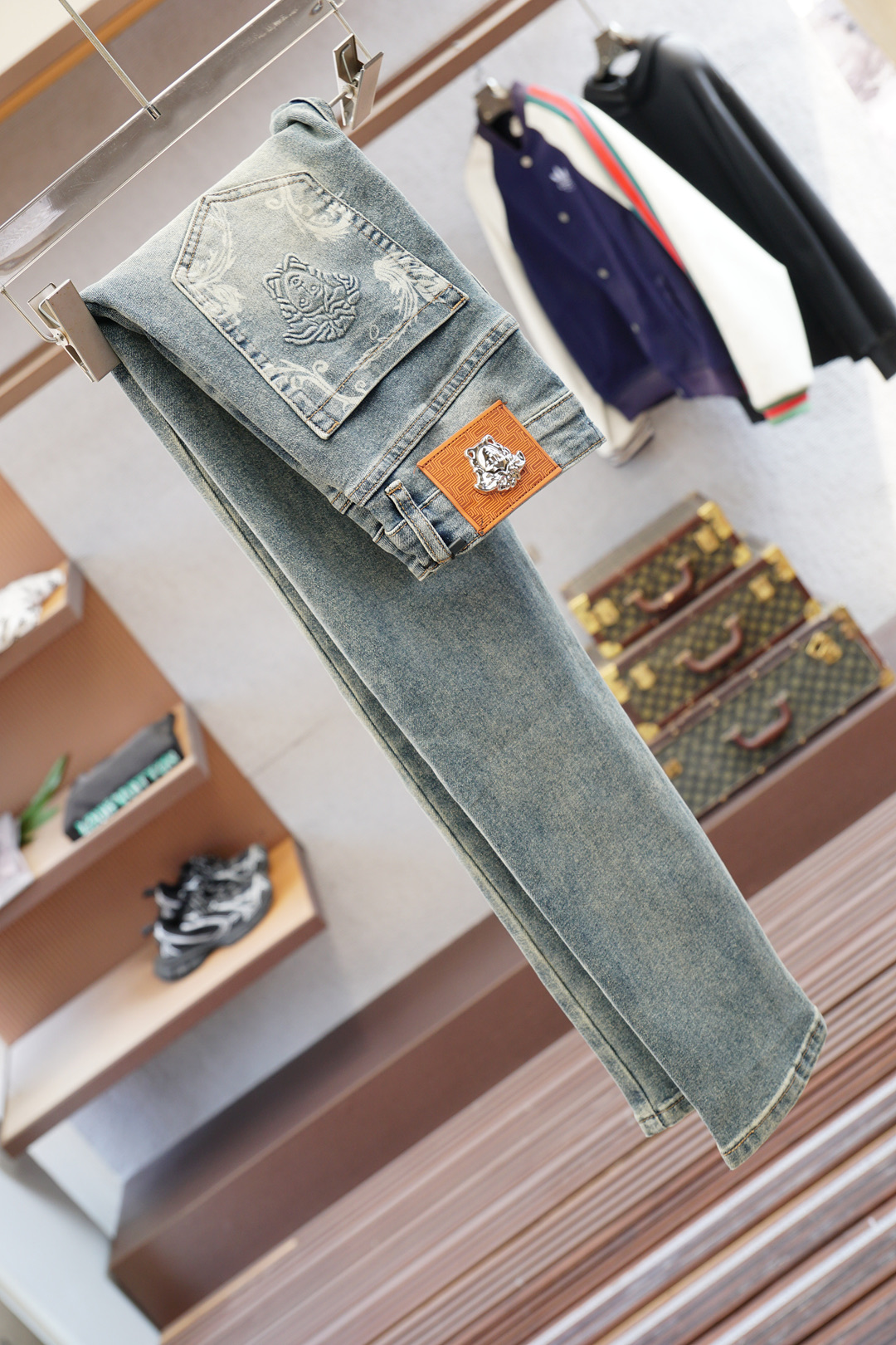 Versace 2025 Spring Collection: High-Grade Fashion Pants with Classic Logo Embroidery - 图片 9