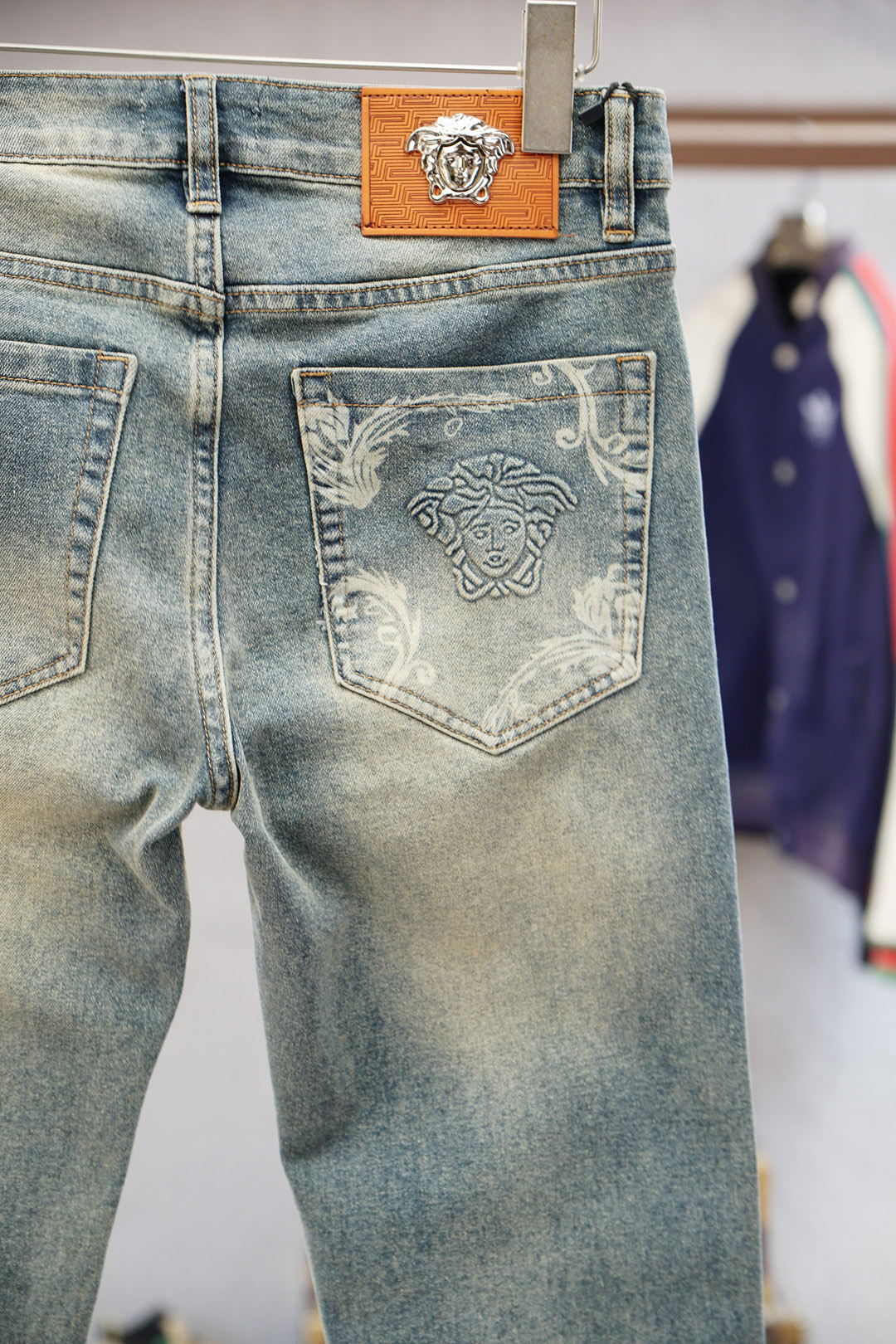 Versace 2025 Spring Collection: High-Grade Fashion Pants with Classic Logo Embroidery - 图片 7