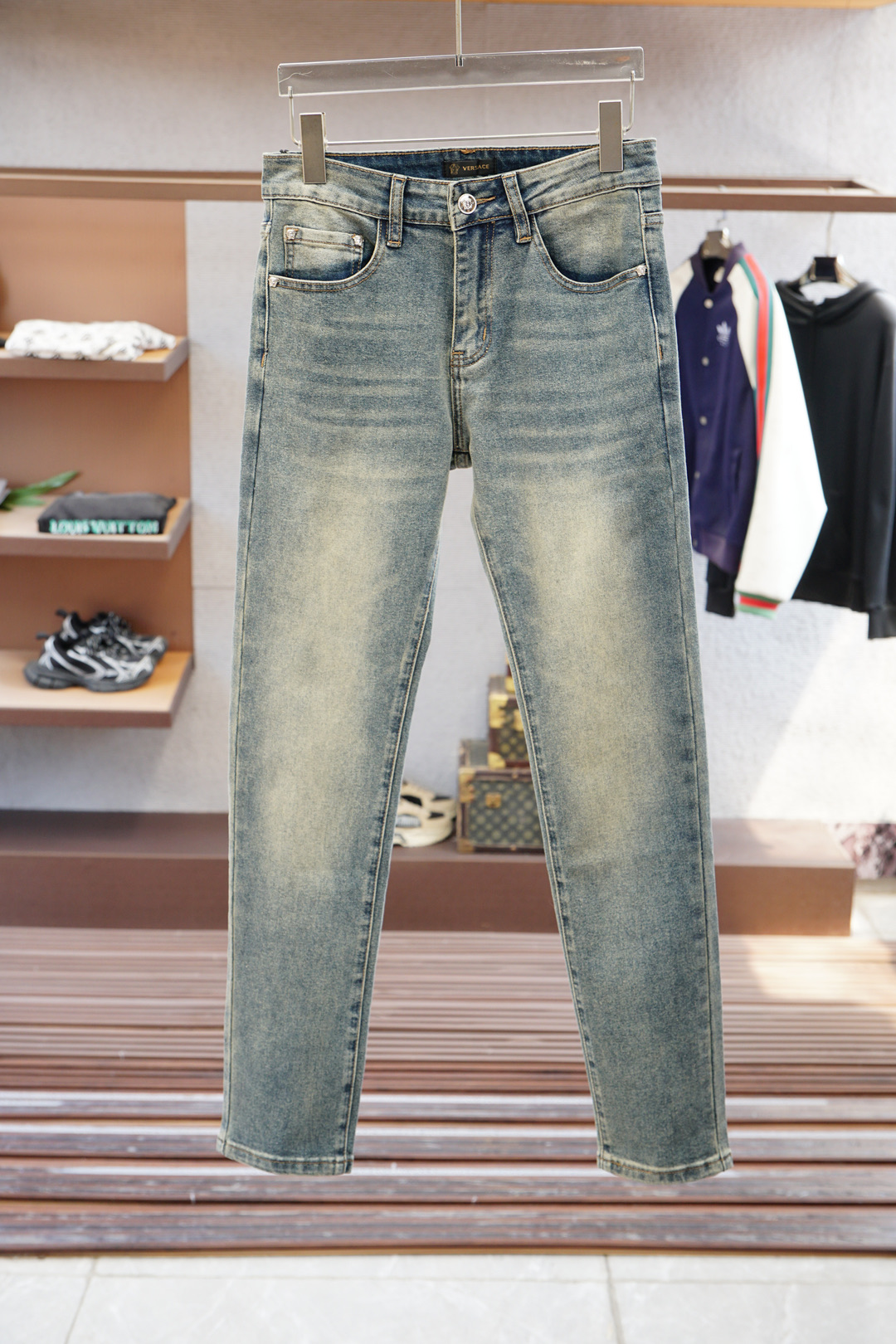 Versace 2025 Spring Collection: High-Grade Fashion Pants with Classic Logo Embroidery - 图片 1