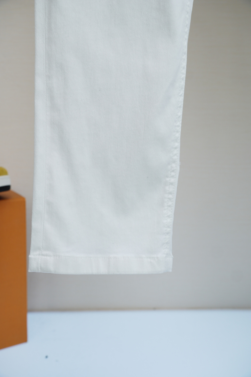 Spring/Summer 2025 Fashion: Stylish Embroidered Pants with Original Hardware Decorations - 图片 5