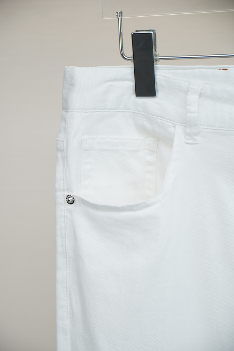 Spring/Summer 2025 Fashion: Stylish Embroidered Pants with Original Hardware Decorations - 图片 3