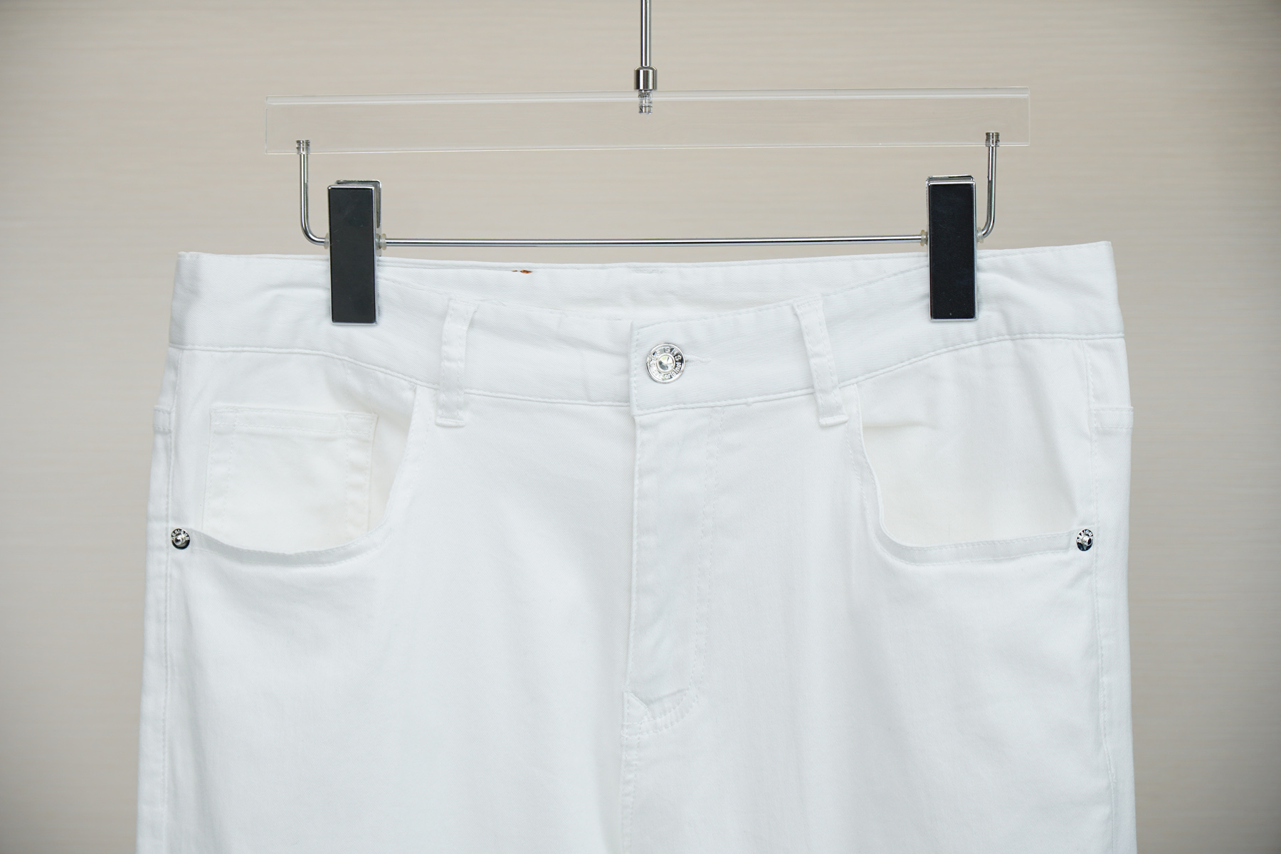 Spring/Summer 2025 Fashion: Stylish Embroidered Pants with Original Hardware Decorations - 图片 2