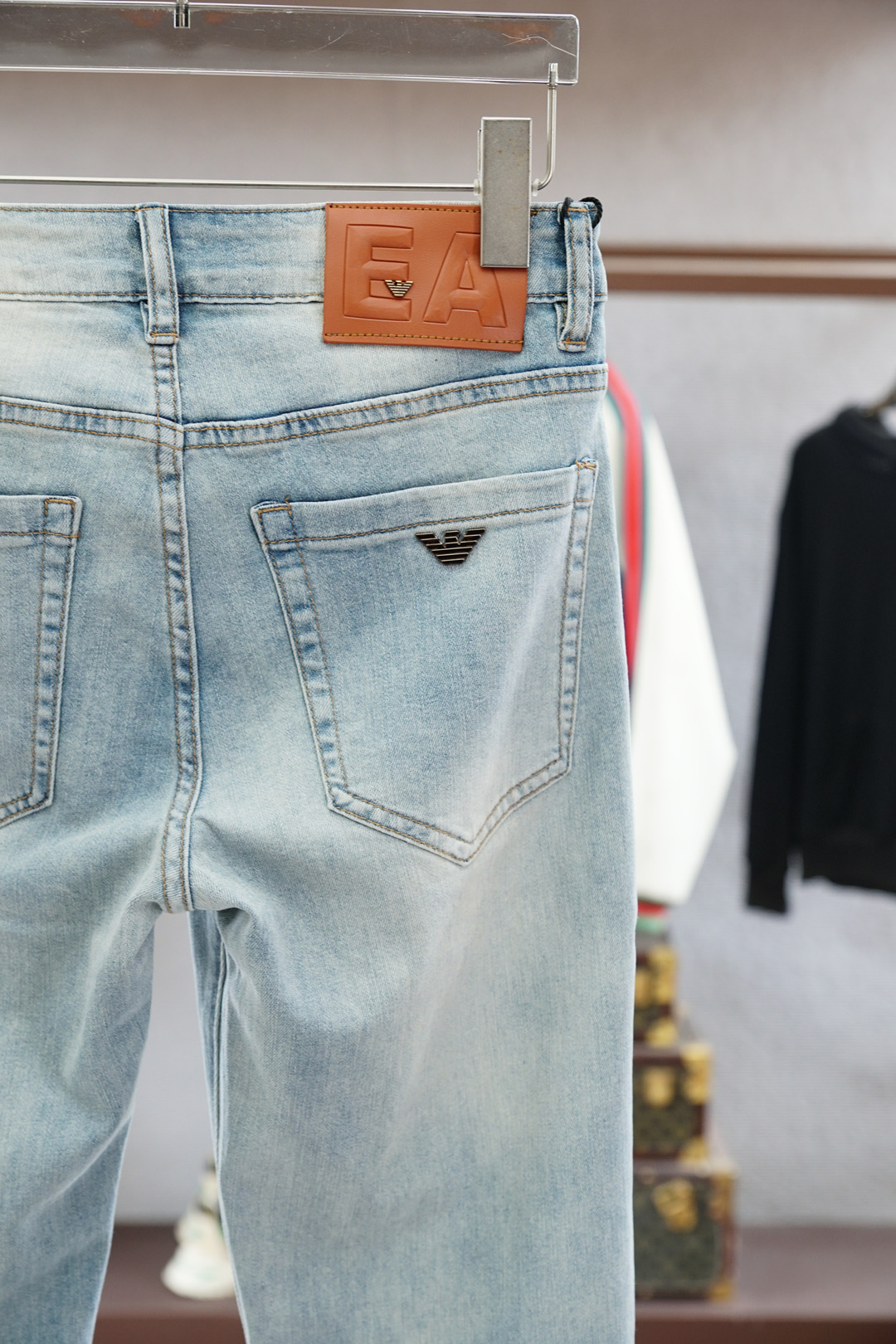 2025 Spring & Summer Fashion: Amani’s Exclusive High-Grade Pants with Intricate Details - 图片 6