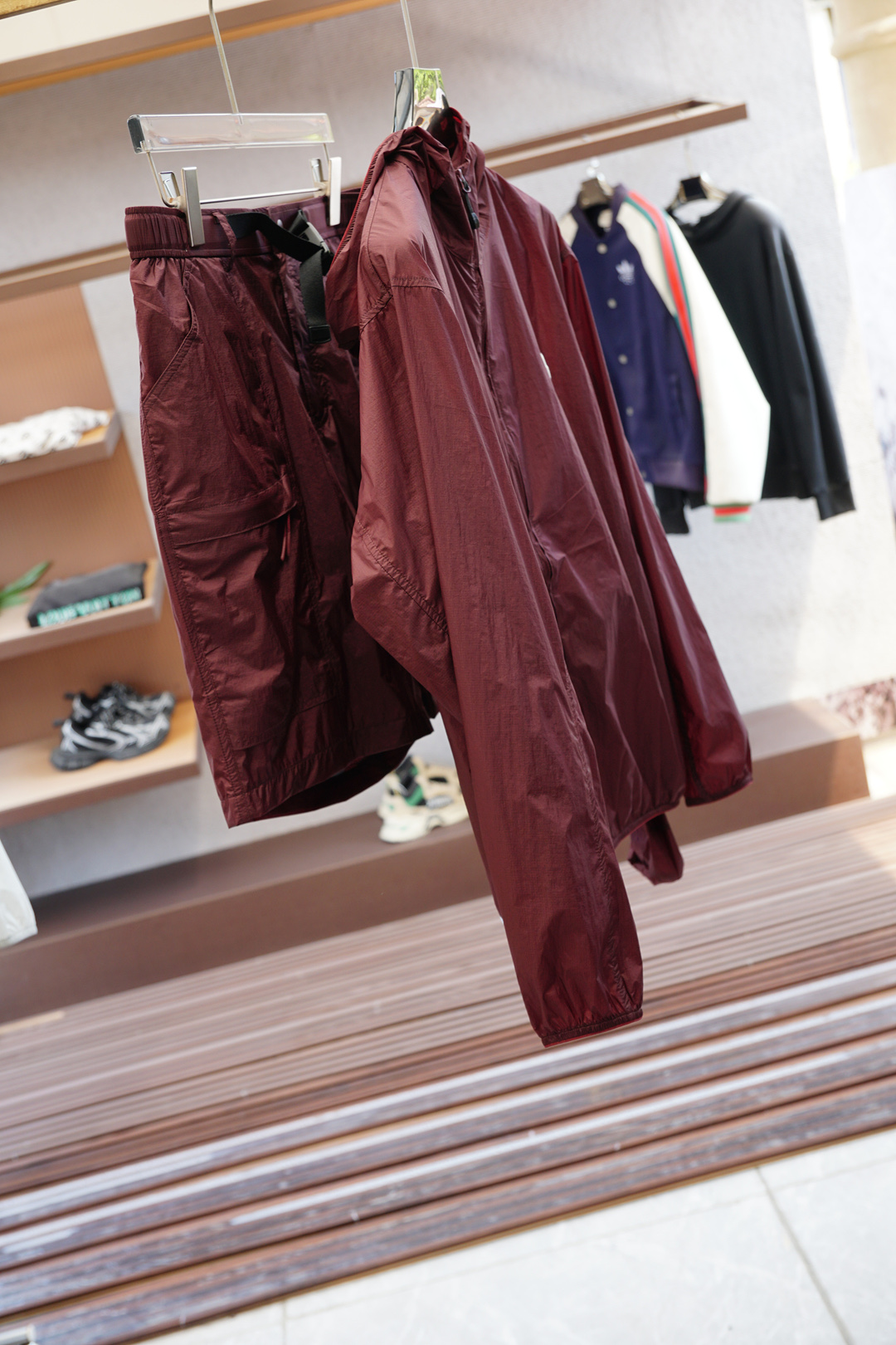 NO:521901,Clothes and pants P cover - a new spring and summer men's sun protection suit thin jacket, unique customized sun protection technology fabric, combined with a cool coating, body feels cool and not stuffy, quickly dry after sweating, suitable for outdoor activities in summer. Lightweight and breathable, high comfort, ultra-light and portable, foldable into the size of a palm, stored in your own pocket, carrying it without burden. It copes with light rain or humid environments at the beach, and has basic windproof performance, suitable for outdoor changing weather. Zippered pockets are convenient to store small objects; the cuffs are tightly adjusted, and the hem drawstring enhances fit, preventing the jacket from shifting during movement. It is both fashionable and practical, simple and versatile, and neatly tailored, providing solid color, gradient color or contrasting color design to meet the needs of daily commuting, sports and leisure and other scene matching needs. The same style for men and women, neutral style design, suitable for different body shapes, and provides multiple size choices to enhance wear inclusiveness.  Sunscreen jackets not only have professional sun protection functions, but also become a must-have item for summer outdoor protection and fashionable outfits through lightweight materials, humanized details and trendy design. Code number m-3xl, Moncler, jackets & coats, alexander wang19860909衣服裤子P 蒙口-春夏新款男士防晒服轻薄外套,独特订制防晒科技面料,结合凉感涂层体感清凉不闷热,出汗后速干,适合夏季户外活动. 轻量透气,舒适度高,超轻便携,可折叠成巴掌大小,收纳进自带口袋,随身携带无负担.应对小雨或海边潮湿环境,同时具备基础防风性能,适合户外多变天气. 拉链口袋方便存放小物；袖口松紧调节、下摆抽绳增强贴合性,防止活动时外套移位. 时尚与实用兼备,简约百搭,剪裁利落,提供纯色、渐变色或撞色设计,满足日常通勤、运动休闲等场景搭配需求. 男女同款,中性版型设计,适配不同体型,提供多尺码选择,提升穿着包容性. 防晒外套不仅具备专业防晒功能,更通过轻量化材质、人性化细节和潮流设计,成为夏季户外防护与时尚穿搭的必备单品. 码数 m-3xl,,Moncler,jackets & coats,alexander wang,Men's clothing