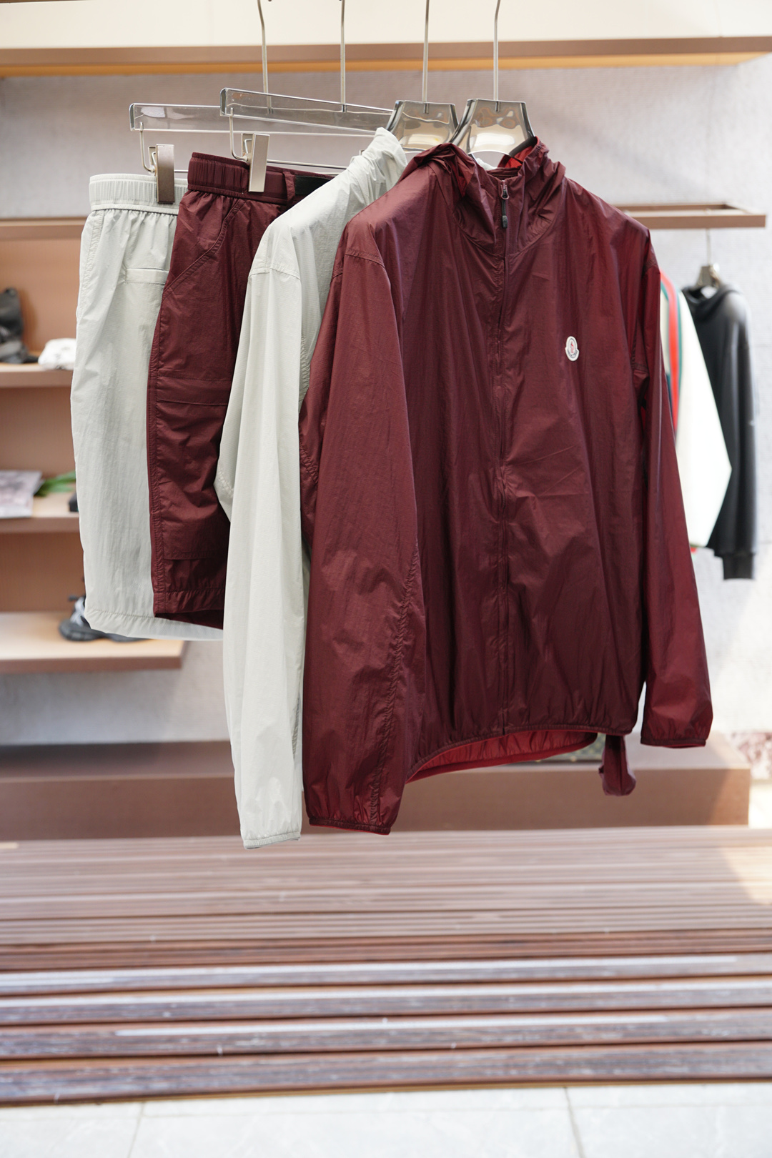 NO:521898,Clothes and pants P cover/new spring and summer men's sun protection suit thin jacket, unique customized sun protection technology fabric, combined with a cool coating, body feels cool and not stuffy, quickly dry after sweating, suitable for outdoor activities in summer. Lightweight and breathable, high comfort, ultra-light and portable, foldable into the size of a palm, stored in your own pocket, carrying it without burden. Coping with light rain or humid environments at the beach, it also has basic windproof performance, suitable for outdoor changing weather. Zippered pockets are convenient to store small objects; tight adjustment of cuffs and drawstrings on the hem enhance fit, preventing the jacket from shifting during movement. It is both fashionable and practical, simple and versatile, and neatly tailored, providing solid color, gradient color or contrasting color design to meet the needs of daily commuting, sports and leisure and other scene matching needs. The same style for men and women, neutral style design, suitable for different body shapes, multiple size choices, and enhance wear inclusiveness.  Sunscreen jackets not only have professional sun protection functions, but also become a must-have item for summer outdoor protection and fashionable outfits through lightweight materials, humanized details and trendy design. Code number m-3xl, Moncler, jackets & coats, alexander wang19860909衣服裤子P 蒙口/春夏新款男士防晒服轻薄外套,独特订制防晒科技面料,结合凉感涂层体感清凉不闷热,出汗后速干,适合夏季户外活动. 轻量透气,舒适度高,超轻便携,可折叠成巴掌大小,收纳进自带口袋,随身携带无负担.应对小雨或海边潮湿环境,同时具备基础防风性能,适合户外多变天气. 拉链口袋方便存放小物；袖口松紧调节、下摆抽绳增强贴合性,防止活动时外套移位. 时尚与实用兼备,简约百搭,剪裁利落,提供纯色、渐变色或撞色设计,满足日常通勤、运动休闲等场景搭配需求. 男女同款,中性版型设计,适配不同体型,提供多尺码选择,提升穿着包容性. 防晒外套不仅具备专业防晒功能,更通过轻量化材质、人性化细节和潮流设计,成为夏季户外防护与时尚穿搭的必备单品. 码数 m-3xl,,Moncler,jackets & coats,alexander wang,Men's clothing