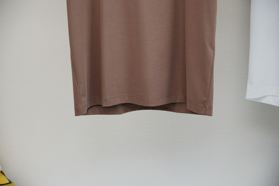 P578 阿玛尼-🌸高级成衣 2025新年打底订单系列！熟男 轻熟男 最爱款式 最经典净色通勤百搭帅气的圆领短袖打底衫 一贯的好版型 进口原版加厚双丝光棉 面料柔软 弹性细腻 男人的衣柜都少不了基础打底衫 随时随地都可以拿来搭配各种服饰 满足您日常生活需求 。我们所选择的面料及工厂都是一线品牌所使用的 ，衣服设计非常的简洁 ，LOGO标织 很是低调的设计 亲们赶紧入手！尺码：M-XX XXL（模特173120斤M） - 图片 9