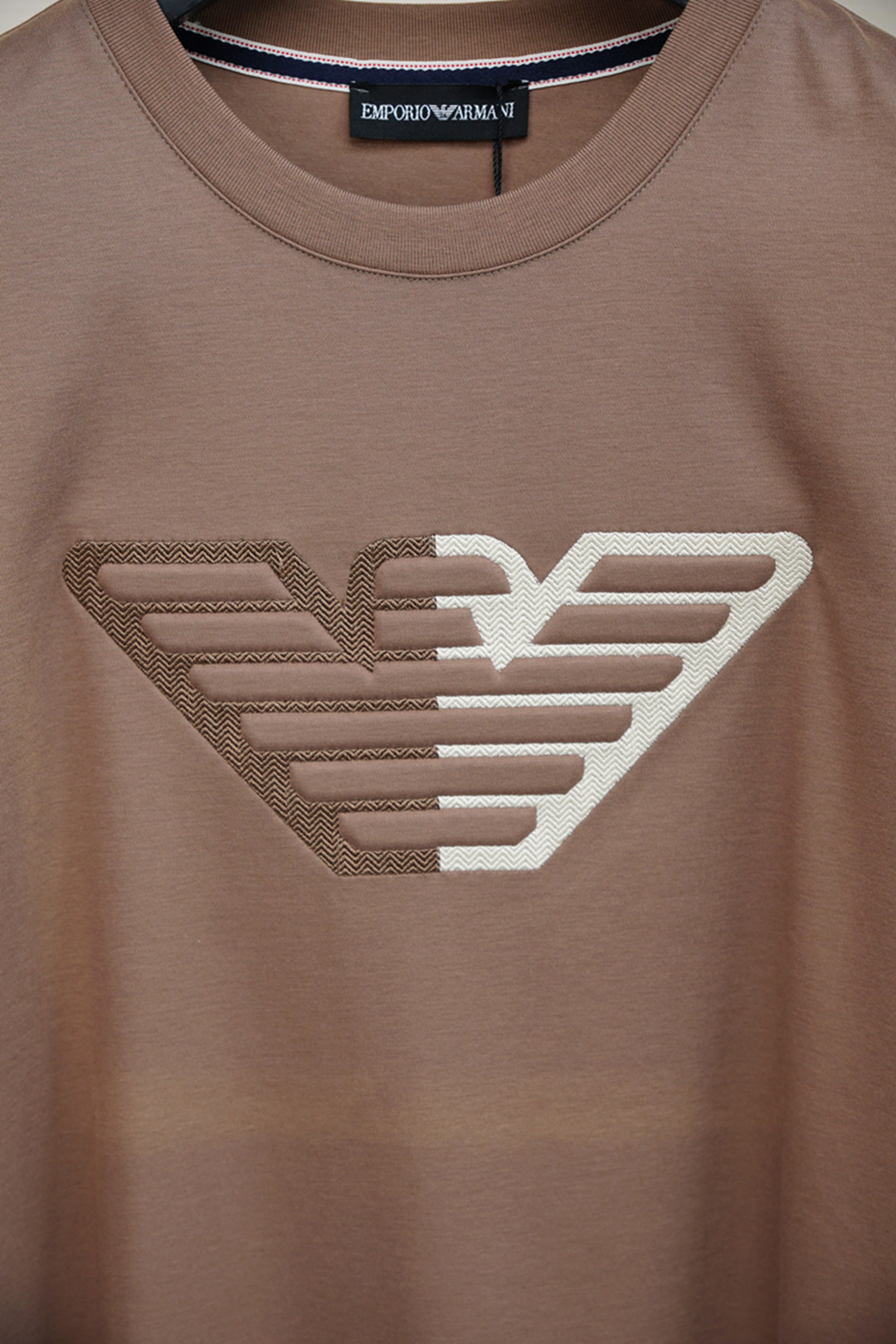 P578 阿玛尼-🌸高级成衣 2025新年打底订单系列！熟男 轻熟男 最爱款式 最经典净色通勤百搭帅气的圆领短袖打底衫 一贯的好版型 进口原版加厚双丝光棉 面料柔软 弹性细腻 男人的衣柜都少不了基础打底衫 随时随地都可以拿来搭配各种服饰 满足您日常生活需求 。我们所选择的面料及工厂都是一线品牌所使用的 ，衣服设计非常的简洁 ，LOGO标织 很是低调的设计 亲们赶紧入手！尺码：M-XX XXL（模特173120斤M） - 图片 6