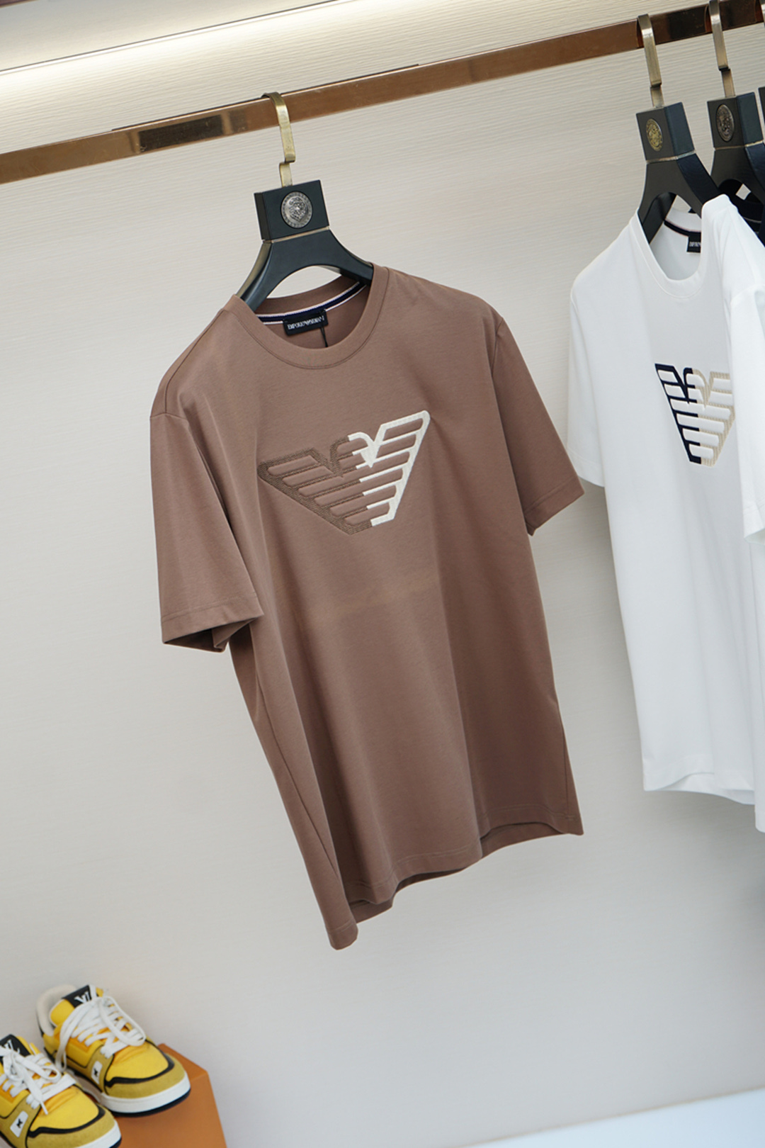 P578 阿玛尼-🌸高级成衣 2025新年打底订单系列！熟男 轻熟男 最爱款式 最经典净色通勤百搭帅气的圆领短袖打底衫 一贯的好版型 进口原版加厚双丝光棉 面料柔软 弹性细腻 男人的衣柜都少不了基础打底衫 随时随地都可以拿来搭配各种服饰 满足您日常生活需求 。我们所选择的面料及工厂都是一线品牌所使用的 ，衣服设计非常的简洁 ，LOGO标织 很是低调的设计 亲们赶紧入手！尺码：M-XX XXL（模特173120斤M） - 图片 8