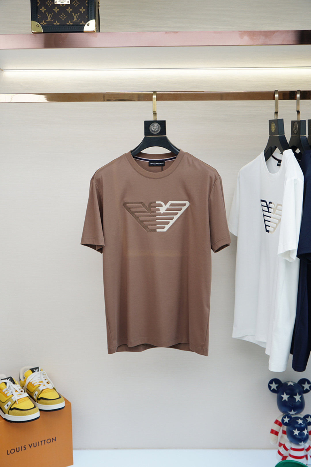 P578 阿玛尼-🌸高级成衣 2025新年打底订单系列！熟男 轻熟男 最爱款式 最经典净色通勤百搭帅气的圆领短袖打底衫 一贯的好版型 进口原版加厚双丝光棉 面料柔软 弹性细腻 男人的衣柜都少不了基础打底衫 随时随地都可以拿来搭配各种服饰 满足您日常生活需求 。我们所选择的面料及工厂都是一线品牌所使用的 ，衣服设计非常的简洁 ，LOGO标织 很是低调的设计 亲们赶紧入手！尺码：M-XX XXL（模特173120斤M） - 图片 3