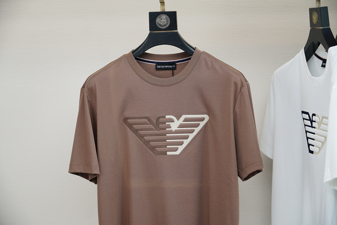 P578 阿玛尼-🌸高级成衣 2025新年打底订单系列！熟男 轻熟男 最爱款式 最经典净色通勤百搭帅气的圆领短袖打底衫 一贯的好版型 进口原版加厚双丝光棉 面料柔软 弹性细腻 男人的衣柜都少不了基础打底衫 随时随地都可以拿来搭配各种服饰 满足您日常生活需求 。我们所选择的面料及工厂都是一线品牌所使用的 ，衣服设计非常的简洁 ，LOGO标织 很是低调的设计 亲们赶紧入手！尺码：M-XX XXL（模特173120斤M） - 图片 4