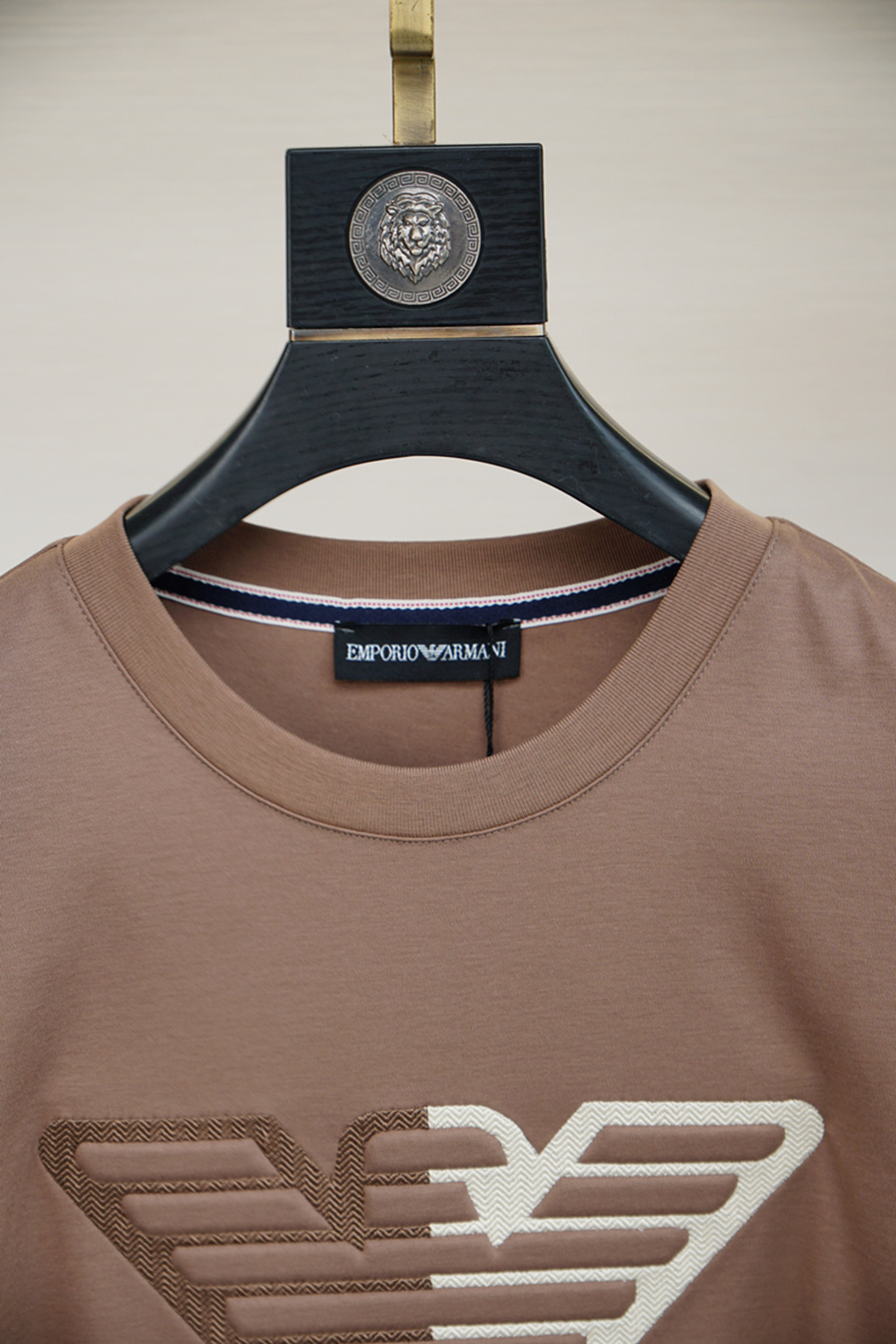 P578 阿玛尼-🌸高级成衣 2025新年打底订单系列！熟男 轻熟男 最爱款式 最经典净色通勤百搭帅气的圆领短袖打底衫 一贯的好版型 进口原版加厚双丝光棉 面料柔软 弹性细腻 男人的衣柜都少不了基础打底衫 随时随地都可以拿来搭配各种服饰 满足您日常生活需求 。我们所选择的面料及工厂都是一线品牌所使用的 ，衣服设计非常的简洁 ，LOGO标织 很是低调的设计 亲们赶紧入手！尺码：M-XX XXL（模特173120斤M） - 图片 5