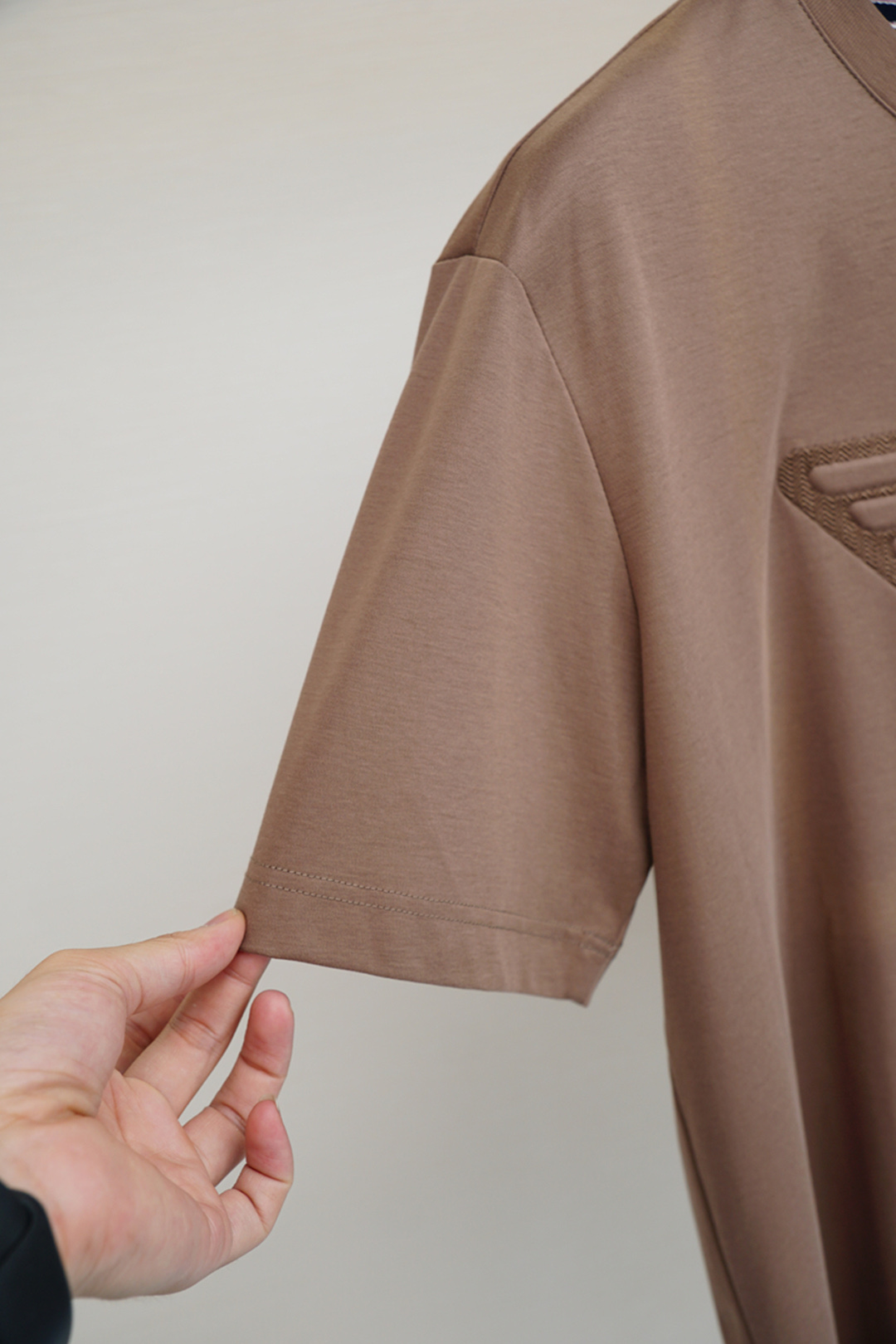 P578 阿玛尼-🌸高级成衣 2025新年打底订单系列！熟男 轻熟男 最爱款式 最经典净色通勤百搭帅气的圆领短袖打底衫 一贯的好版型 进口原版加厚双丝光棉 面料柔软 弹性细腻 男人的衣柜都少不了基础打底衫 随时随地都可以拿来搭配各种服饰 满足您日常生活需求 。我们所选择的面料及工厂都是一线品牌所使用的 ，衣服设计非常的简洁 ，LOGO标织 很是低调的设计 亲们赶紧入手！尺码：M-XX XXL（模特173120斤M） - 图片 7