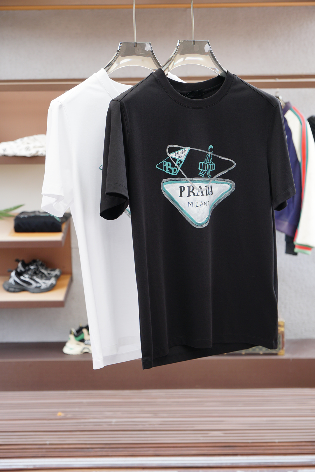 NO:502151,Prada - 2025 Spring and Summer Series New Products Men's Mercerated Double-Side T-Shirt, Standard Cut Round Neck Short-Sleeve T-Shirt. Made of Mercerated Double-Side Jersey, Front-Breast Brand Logo Embroidery Technology, Simple and Fashionable, Classic Style Series Creates a Fashionable Wardrobe for Modern Men. 2 Colors Optional #Size M-3XL,,prada,prada,T-shirt,tees,t-shirt,alexander wang19860909Prada 普拉达-2025春夏系列新品 男士丝光双面T恤,标准剪裁圆领短袖T恤.采用丝光双面平纹布材质制成,前胸品牌logo刺绣工艺,简约时尚,经典款 系列为摩登男士打造风尚衣橱.2色可选#尺码M-3XL,,prada,prada,T-shirt,tees，t-shirt,alexander wang,Men's clothing