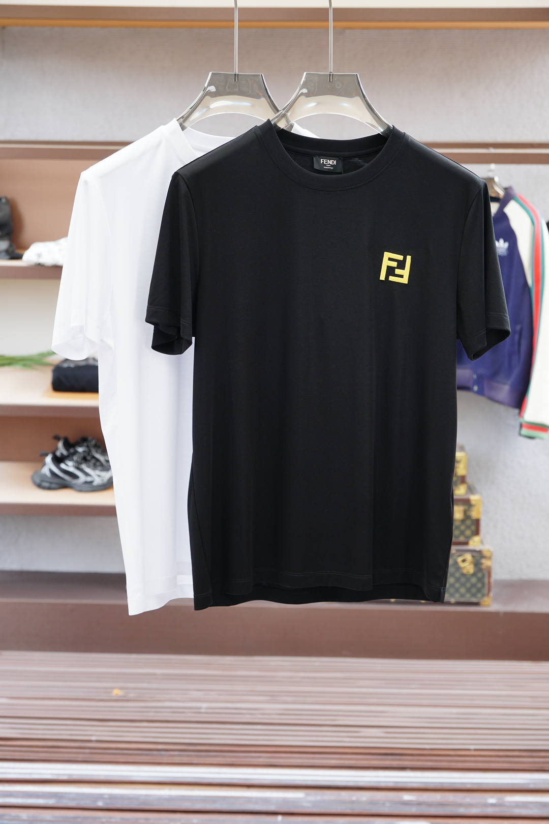 NO:502157,Fendi/2025 Spring and Summer Series New Products Men's Mercerated Double-Side T-Shirt, Standard Cut Round Neck Short-Sleeve T-Shirt. Made of Mercerated Double-Side Jersey, Front Chest Brand Logo Embroidery Technology, Simple and Fashionable, Classic Style Series Creates a Fashionable Wardrobe for Modern Men. 2 Colors Optional #Size M-3XL, Fendi, Fendi, T-shirt, Tees, t-shirt, alexander wang19860909Fendi芬迪/2025春夏系列新品 男士丝光双面T恤,标准剪裁圆领短袖T恤.采用丝光双面平纹布材质制成,前胸品牌logo刺绣工艺,简约时尚,经典款 系列为摩登男士打造风尚衣橱.2色可选#尺码M-3XL,,fendi,fendi,T-shirt,tees，t-shirt,alexander wang,Men's clothing