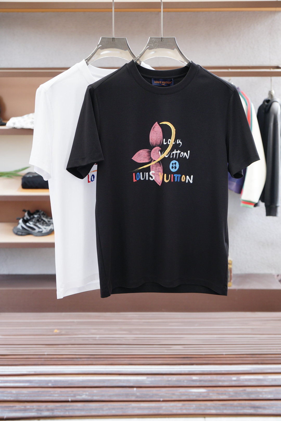 NO:502169,LV Louis Vuitton - 2025 Spring and Summer Series New Products Men's Mercerated Double-Side T-Shirt, Standard Cut Round Neck Short-Sleeve T-Shirt. Made of Mercerated Double-Side Jersey, Front-Breast Brand Logo Embroidery Technology, Simple and Fashionable, Classic Series Creates a Fashionable Wardrobe for Modern Men. 2 Colors Optional #Size M-3XL,,louis vuitton,louis vuitton,T-shirt,tees,t-shirt,alexander wang19860909LV 路易威登-2025春夏系列新品 男士丝光双面T恤,标准剪裁圆领短袖T恤.采用丝光双面平纹布材质制成,前胸品牌logo刺绣工艺,简约时尚,经典款 系列为摩登男士打造风尚衣橱.2色可选#尺码M-3XL,,louis vuitton,louis vuitton,T-shirt,tees，t-shirt,alexander wang,Men's clothing