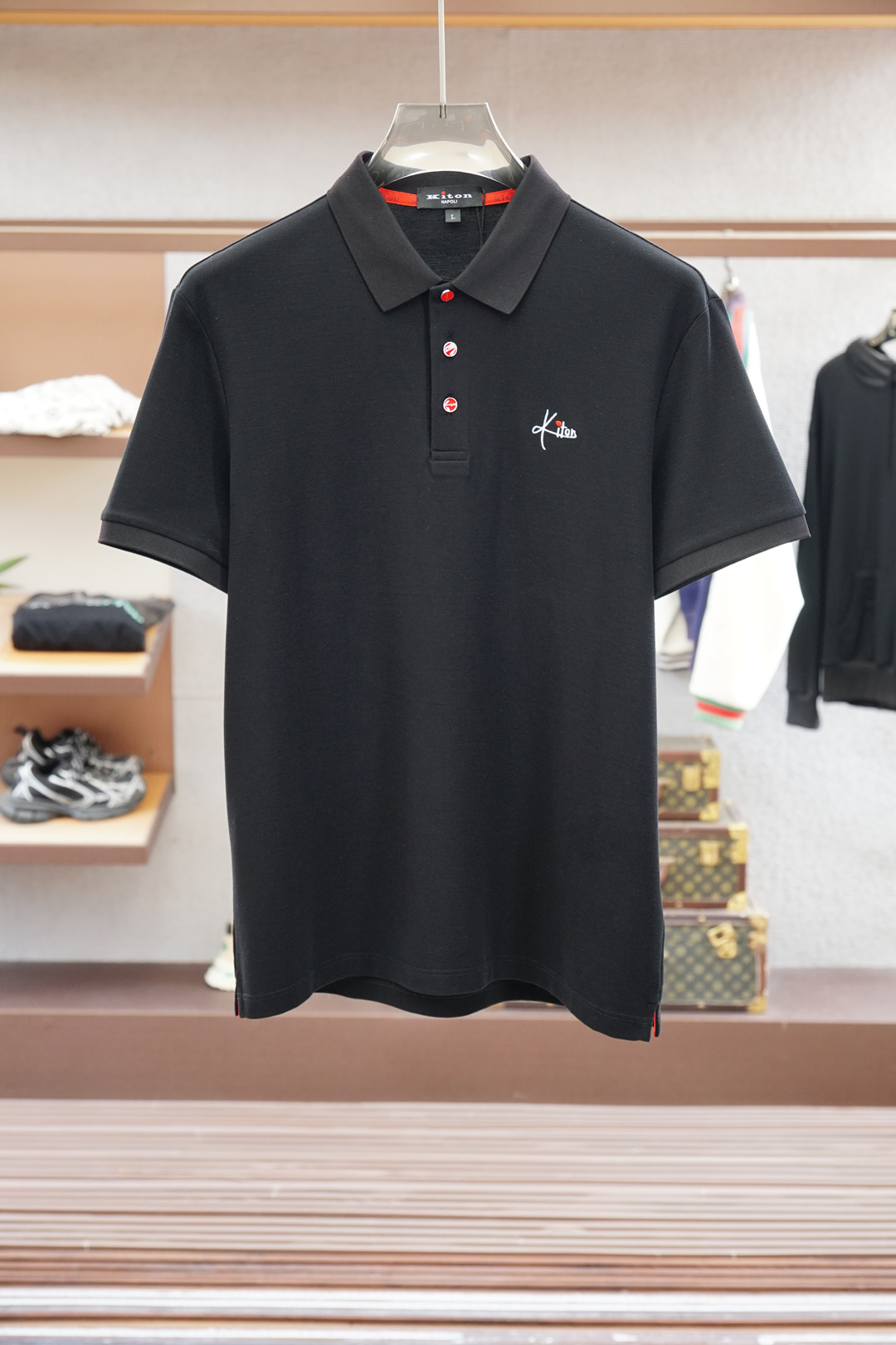 NO:521883,Kiton/ 2025 Spring and Summer Series New Products Men's Logo Short-sleeved Polo Shirt Continues Classic Color Bars Embellishment Business Casual Lapels POLO Shirt. This Polo Shirt is made of mercerated double-sided cotton bead floor fabric, and the timeless design can transcend fashion trends. Classic style, embellished with three-color trim and logo embellish the slits on both sides to make the overall feel more detailed. The combination style, the fabric is made of cotton beads, which is comfortable, skin-friendly, breathable, and is a very practical wear for daily commuting and leisure. Highly recommended. Colors are available #size M-3XL, T-shirt, alexander wang19860909Kiton/ 2025春夏系列新品 男士标识短袖polo衫延续经典彩条点缀 商务休闲翻领POLO恤.该款Polo衫采用丝光双面棉质珠地面料制成,隽永设计可跨越时尚潮流.经典款型,点缀三色饰边饰以徽标点缀两侧开叉设计 让整体更具细节感 合体的版型,面料采用全棉珠地料,舒适,亲肤,透气好,平时通勤休闲都很实穿的一款 强烈推荐.色可选#尺码M-3XL,,T-shirt,alexander wang,Men's clothing