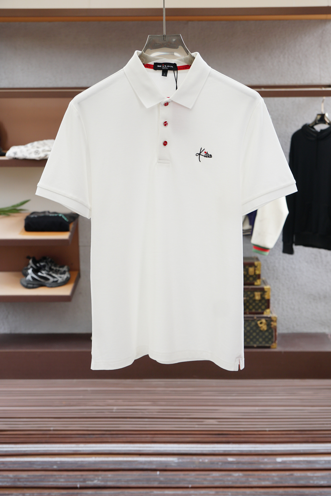 NO:521886,Kiton- New products for the 2025 Spring and Summer Series Men's logo short-sleeved polo shirt continues the classic color strips embellishment. The Polo shirt is made of mercerized double-sided cotton bead floor fabric, and the timeless design can transcend fashion trends. The classic style is decorated with three-color trim and logo embellishes the slits on both sides to make the overall feel more detailed. The combination style is made of cotton beaded material, which is comfortable, skin-friendly, breathable, and is a very practical wear for daily commuting and leisure. Highly recommended. Colors are available #size M-3XL, T-shirt, alexander wang19860909Kiton- 2025春夏系列新品 男士标识短袖polo衫延续经典彩条点缀 商务休闲翻领POLO恤.该款Polo衫采用丝光双面棉质珠地面料制成,隽永设计可跨越时尚潮流.经典款型,点缀三色饰边饰以徽标点缀两侧开叉设计 让整体更具细节感 合体的版型,面料采用全棉珠地料,舒适,亲肤,透气好,平时通勤休闲都很实穿的一款 强烈推荐.色可选#尺码M-3XL,,T-shirt,alexander wang,Men's clothing