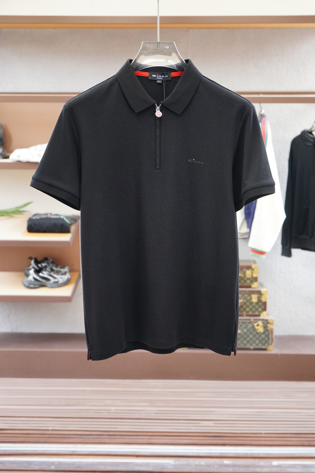 NO:521880,Kiton- New products for the 2025 Spring and Summer Series Men's logo short-sleeved polo shirt continues the classic color strips embellishment. The Polo shirt is made of mercerized double-sided cotton bead floor fabric, and the timeless design can transcend fashion trends. The classic style is decorated with three-color trim and logo embellishes the slits on both sides to make the overall feel more detailed. The combination style is made of cotton beaded material, which is comfortable, skin-friendly, breathable, and is a very practical wear for daily commuting and leisure. Highly recommended. Colors are available #size M-3XL, T-shirt, alexander wang19860909Kiton- 2025春夏系列新品 男士标识短袖polo衫延续经典彩条点缀 商务休闲翻领POLO恤.该款Polo衫采用丝光双面棉质珠地面料制成,隽永设计可跨越时尚潮流.经典款型,点缀三色饰边饰以徽标点缀两侧开叉设计 让整体更具细节感 合体的版型,面料采用全棉珠地料,舒适,亲肤,透气好,平时通勤休闲都很实穿的一款 强烈推荐.色可选#尺码M-3XL,,T-shirt,alexander wang,Men's clothing