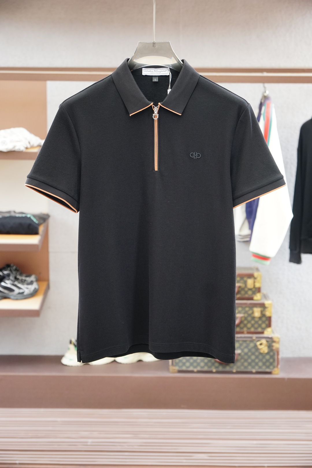 NO:521877,Ferragamo - 2025 Spring and Summer Series New Products Men's Logo Short-sleeved Polo Shirt Continues Classic Color Bars Embellishment Business and Casual Lapels POLO Shirt. This Polo Shirt is made of mercerated double-sided cotton bead floor fabric, and the timeless design can transcend fashion trends. Classic style, embellished with three-color trim and logo embellish the slits on both sides to make the overall feel more detailed. The combination style, the fabric is made of cotton beads, which is comfortable, skin-friendly, breathable, and is a very practical wear for daily commuting and leisure. Highly recommended. Colors are available #size M-3XL, ferragamo, T-shirt, alexander wang19860909菲拉格慕- 2025春夏系列新品 男士标识短袖polo衫延续经典彩条点缀 商务休闲翻领POLO恤.该款Polo衫采用丝光双面棉质珠地面料制成,隽永设计可跨越时尚潮流.经典款型,点缀三色饰边饰以徽标点缀两侧开叉设计 让整体更具细节感 合体的版型,面料采用全棉珠地料,舒适,亲肤,透气好,平时通勤休闲都很实穿的一款 强烈推荐.色可选#尺码M-3XL,,ferragamo,T-shirt,alexander wang,Men's clothing