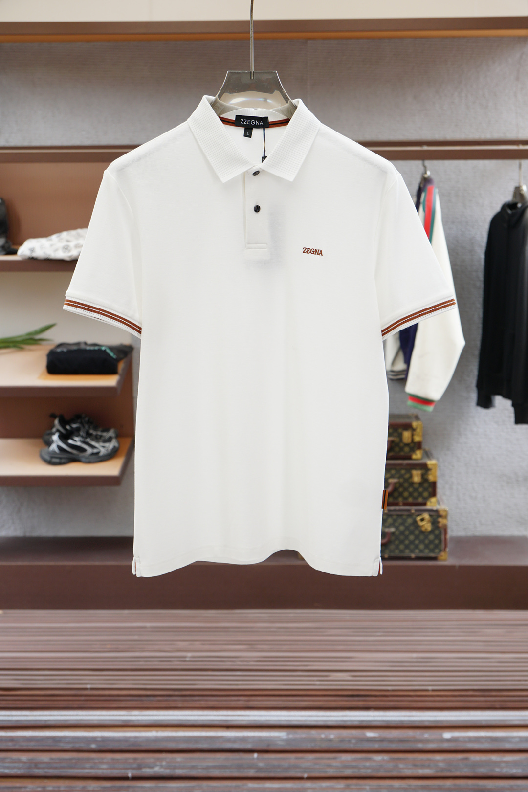 NO:521902,Jenia - 2025 Spring and Summer Series New Products Men's Logo Short-sleeved Polo Shirt Continues Classic Color Bar Embellishment Business and Casual Lapels POLO Shirt. This Polo Shirt is made of mercerated double-sided cotton bead floor fabric, and the timeless design can transcend fashion trends. Classic style, embellished with three-color trim and logo embellish the slits on both sides to make the overall feel more detailed. The combination style, the fabric is made of cotton beads, which is comfortable, skin-friendly, breathable, and is a very practical wear for daily commuting and leisure. Highly recommended. Colors are available #size M-3XL, zegna, T-shirt, alexander wang19860909杰尼亚- 2025春夏系列新品 男士标识短袖polo衫延续经典彩条点缀 商务休闲翻领POLO恤.该款Polo衫采用丝光双面棉质珠地面料制成,隽永设计可跨越时尚潮流.经典款型,点缀三色饰边饰以徽标点缀两侧开叉设计 让整体更具细节感 合体的版型,面料采用全棉珠地料,舒适,亲肤,透气好,平时通勤休闲都很实穿的一款 强烈推荐.色可选#尺码M-3XL,,zegna,T-shirt,alexander wang,Men's clothing