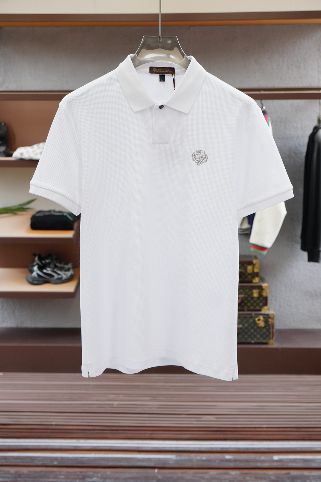 NO:521899,LP- New products for the 2025 Spring and Summer Series Men's logo short-sleeved polo shirt continues the classic color strip embellishment. The Polo shirt is made of mercerized double-sided cotton bead floor fabric, and the timeless design can transcend fashion trends. The classic style is decorated with three-color trim and logo embellishes the slits on both sides to make the overall feel more detailed. The combination style is made of cotton beaded material, which is comfortable, skin-friendly, breathable, and is a very practical wear for daily commuting and leisure. Highly recommended. Colors are available #size M-3XL, loro piano, T-shirt, alexander wang19860909LP- 2025春夏系列新品 男士标识短袖polo衫延续经典彩条点缀 商务休闲翻领POLO恤.该款Polo衫采用丝光双面棉质珠地面料制成,隽永设计可跨越时尚潮流.经典款型,点缀三色饰边饰以徽标点缀两侧开叉设计 让整体更具细节感 合体的版型,面料采用全棉珠地料,舒适,亲肤,透气好,平时通勤休闲都很实穿的一款 强烈推荐.色可选#尺码M-3XL,,loro piana,T-shirt,alexander wang,Men's clothing