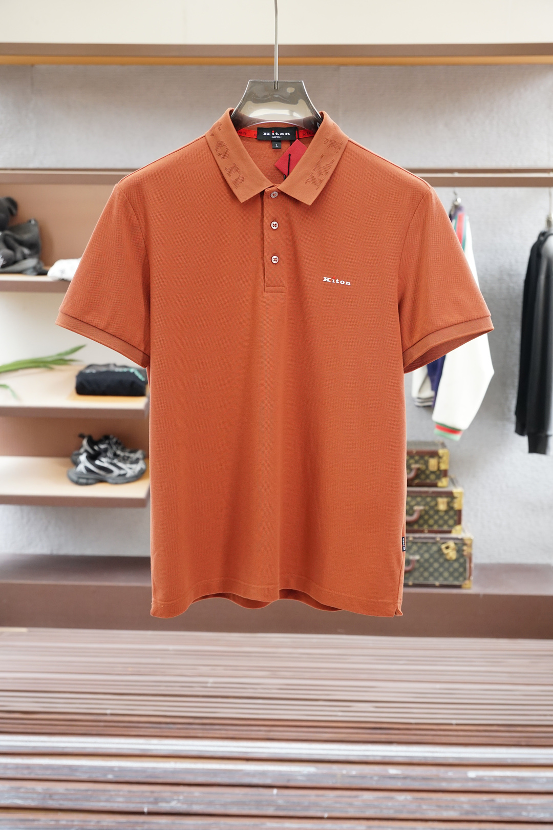 NO:521896,Kiton- New products for the 2025 Spring and Summer Series Men's logo short-sleeved polo shirt continues the classic color strips embellishment. The Polo shirt is made of mercerized double-sided cotton bead floor fabric, and the timeless design can transcend fashion trends. The classic style is decorated with three-color trim and logo embellishes the slits on both sides to make the overall feel more detailed. The combination style is made of cotton beaded material, which is comfortable, skin-friendly, breathable, and is a very practical wear for daily commuting and leisure. Highly recommended. Colors are available #size M-3XL, T-shirt, alexander wang19860909Kiton- 2025春夏系列新品 男士标识短袖polo衫延续经典彩条点缀 商务休闲翻领POLO恤.该款Polo衫采用丝光双面棉质珠地面料制成,隽永设计可跨越时尚潮流.经典款型,点缀三色饰边饰以徽标点缀两侧开叉设计 让整体更具细节感 合体的版型,面料采用全棉珠地料,舒适,亲肤,透气好,平时通勤休闲都很实穿的一款 强烈推荐.色可选#尺码M-3XL,,T-shirt,alexander wang,Men's clothing