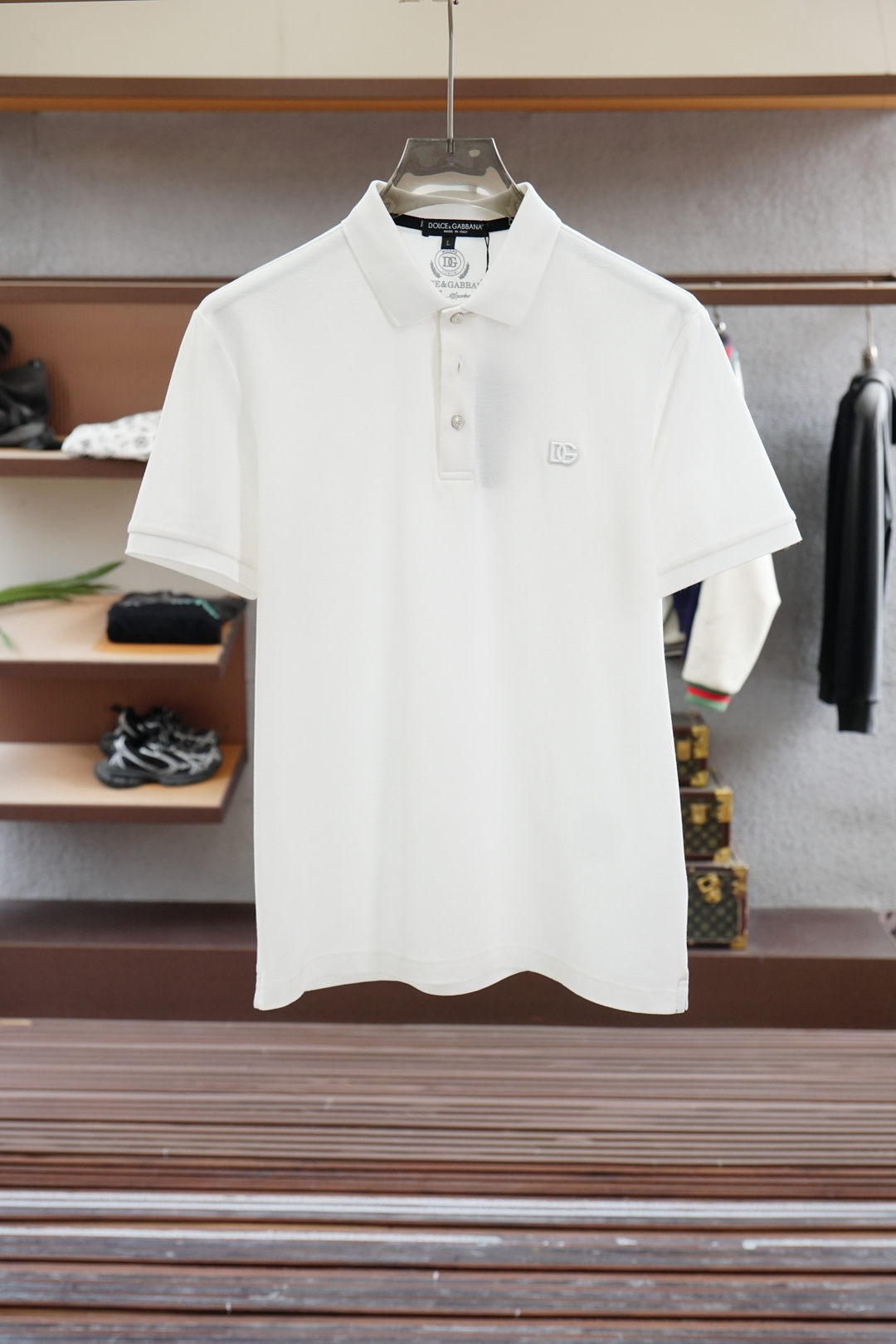 NO:521893,DG- 2025 Spring and Summer Series New Products Men's Logo Short-sleeved Polo Shirt Continues Classic Color Bars Embellishment Business and Casual Lapels POLO Shirt. This Polo Shirt is made of mercerated double-sided cotton bead floor fabric, and the timeless design can transcend fashion trends. Classic style, embellished with three-color trim and logo embellish the slits on both sides to make the overall feel more detailed. The combination style, the fabric is made of cotton beads, which is comfortable, skin-friendly, breathable, and is a very practical wear for daily commuting and leisure. Highly recommended. Colors are available #size M-3XL, T-shirt, alexander wang19860909DG- 2025春夏系列新品 男士标识短袖polo衫延续经典彩条点缀 商务休闲翻领POLO恤.该款Polo衫采用丝光双面棉质珠地面料制成,隽永设计可跨越时尚潮流.经典款型,点缀三色饰边饰以徽标点缀两侧开叉设计 让整体更具细节感 合体的版型,面料采用全棉珠地料,舒适,亲肤,透气好,平时通勤休闲都很实穿的一款 强烈推荐.色可选#尺码M-3XL,,T-shirt,alexander wang,Men's clothing