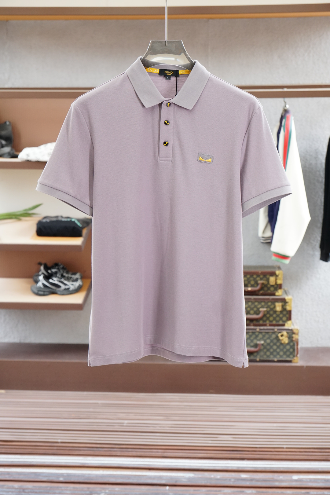 NO:521890,Fendi - 2025 Spring and Summer Series New Products Men's Logo Short-sleeved Polo Shirt Continues Classic Color Bars Engraving Business and Casual Lapels Polo Shirt. This Polo Shirt is made of mercerated double-sided cotton bead floor fabric, and the timeless design can transcend fashion trends. Classic style, embellished with three-color trim and logo embellish the slits on both sides to make the overall feel more detailed. The combination style, the fabric is made of cotton beads, which is comfortable, skin-friendly, breathable, and is a very practical wear for daily commuting and leisure. Highly recommended. Colors are available #size M-3XL,,fendi,fendi,T-shirt,alexander wang19860909Fendi芬迪- 2025春夏系列新品 男士标识短袖polo衫延续经典彩条点缀 商务休闲翻领POLO恤.该款Polo衫采用丝光双面棉质珠地面料制成,隽永设计可跨越时尚潮流.经典款型,点缀三色饰边饰以徽标点缀两侧开叉设计 让整体更具细节感 合体的版型,面料采用全棉珠地料,舒适,亲肤,透气好,平时通勤休闲都很实穿的一款 强烈推荐.色可选#尺码M-3XL,,fendi,fendi,T-shirt,alexander wang,Men's clothing