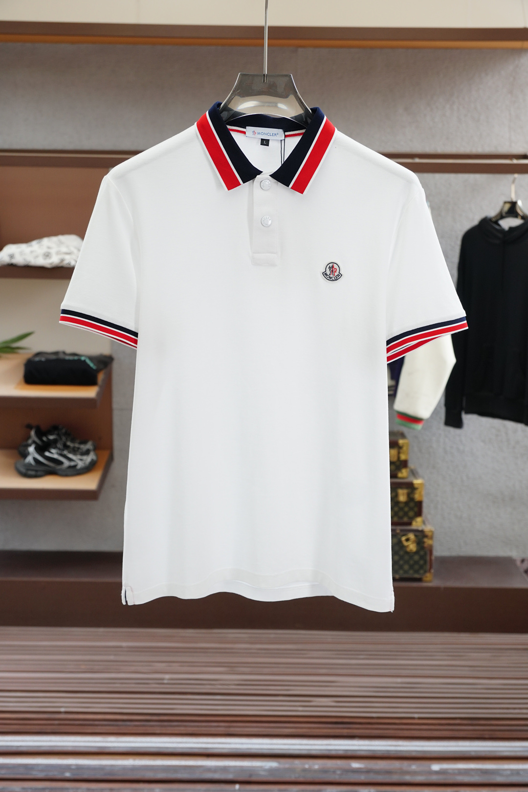 NO:521888,The 2025 Spring and Summer Series New Products Men's Logo Short-sleeved Polo Shirt Continues Classic Color Bars Embellished Business and Casual Lapels POLO Shirt. This Polo Shirt is made of mercerated double-sided cotton bead floor fabric, and the timeless design can transcend fashion trends. Classic style, embellished with three-color trim and logo embellish the slits on both sides to make the overall feel more detailed. The combination style, the fabric is made of cotton beads, which is comfortable, skin-friendly, breathable, and is a very practical wear for daily commuting and leisure. Highly recommended. Colors are available #Size M-3XL, Moncler, T-shirt, alexander wang19860909蒙口- 2025春夏系列新品 男士标识短袖polo衫延续经典彩条点缀 商务休闲翻领POLO恤.该款Polo衫采用丝光双面棉质珠地面料制成,隽永设计可跨越时尚潮流.经典款型,点缀三色饰边饰以徽标点缀两侧开叉设计 让整体更具细节感 合体的版型,面料采用全棉珠地料,舒适,亲肤,透气好,平时通勤休闲都很实穿的一款 强烈推荐.色可选#尺码M-3XL,,Moncler,T-shirt,alexander wang,Men's clothing