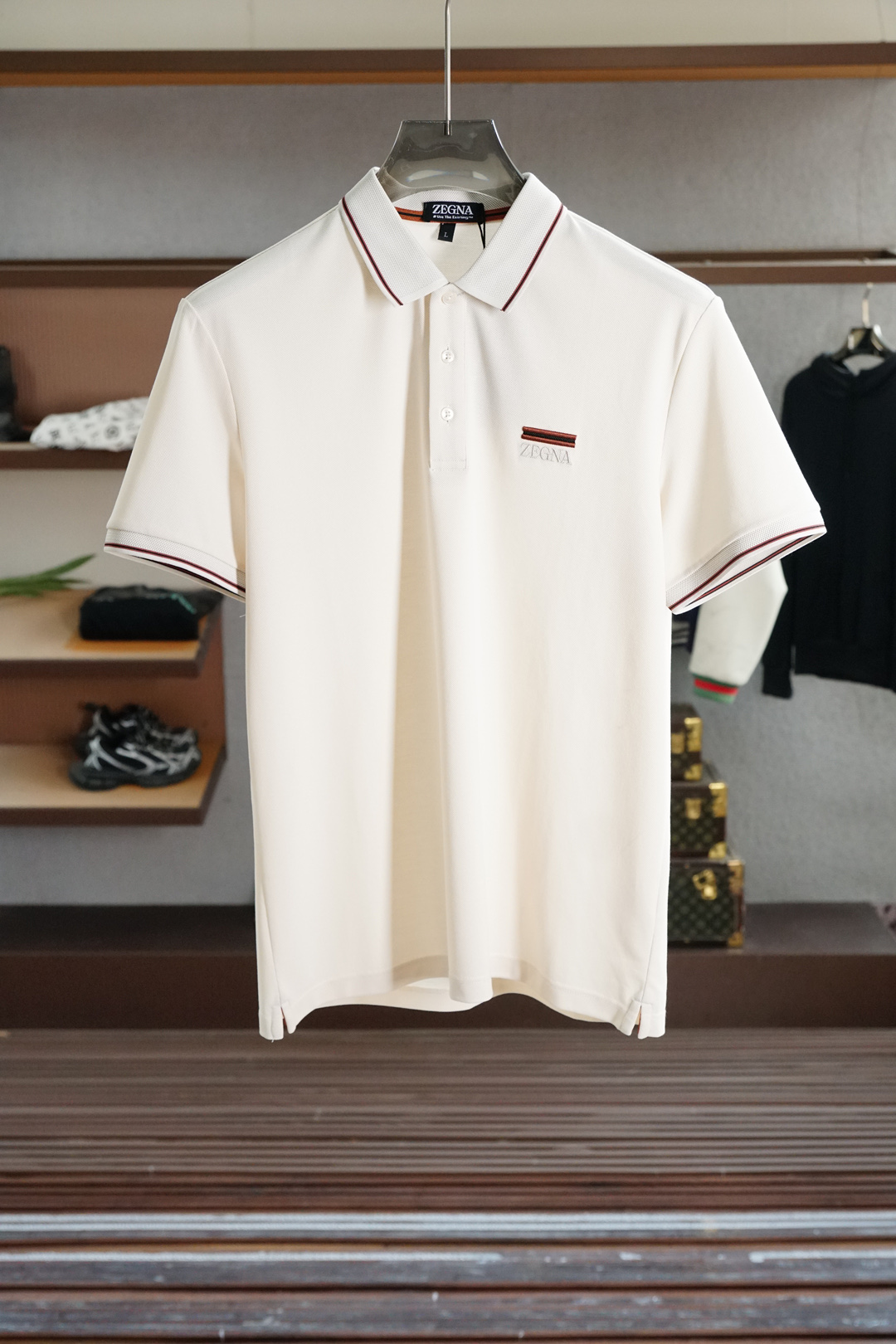 NO:521882,Jenia - 2025 Spring and Summer Series New Products Men's Logo Short-sleeved Polo Shirt Continues Classic Color Bar Embellishment Business and Casual Lapels POLO Shirt. This Polo Shirt is made of mercerated double-sided cotton bead floor fabric, and the timeless design can transcend fashion trends. Classic style, embellished with three-color trim and logo embellish the slits on both sides to make the overall feel more detailed. The combination style, the fabric is made of cotton beads, which is comfortable, skin-friendly, breathable, and is a very practical wear for daily commuting and leisure. Highly recommended. Colors are available #size M-3XL, zegna, T-shirt, alexander wang19860909杰尼亚- 2025春夏系列新品 男士标识短袖polo衫延续经典彩条点缀 商务休闲翻领POLO恤.该款Polo衫采用丝光双面棉质珠地面料制成,隽永设计可跨越时尚潮流.经典款型,点缀三色饰边饰以徽标点缀两侧开叉设计 让整体更具细节感 合体的版型,面料采用全棉珠地料,舒适,亲肤,透气好,平时通勤休闲都很实穿的一款 强烈推荐.色可选#尺码M-3XL,,zegna,T-shirt,alexander wang,Men's clothing