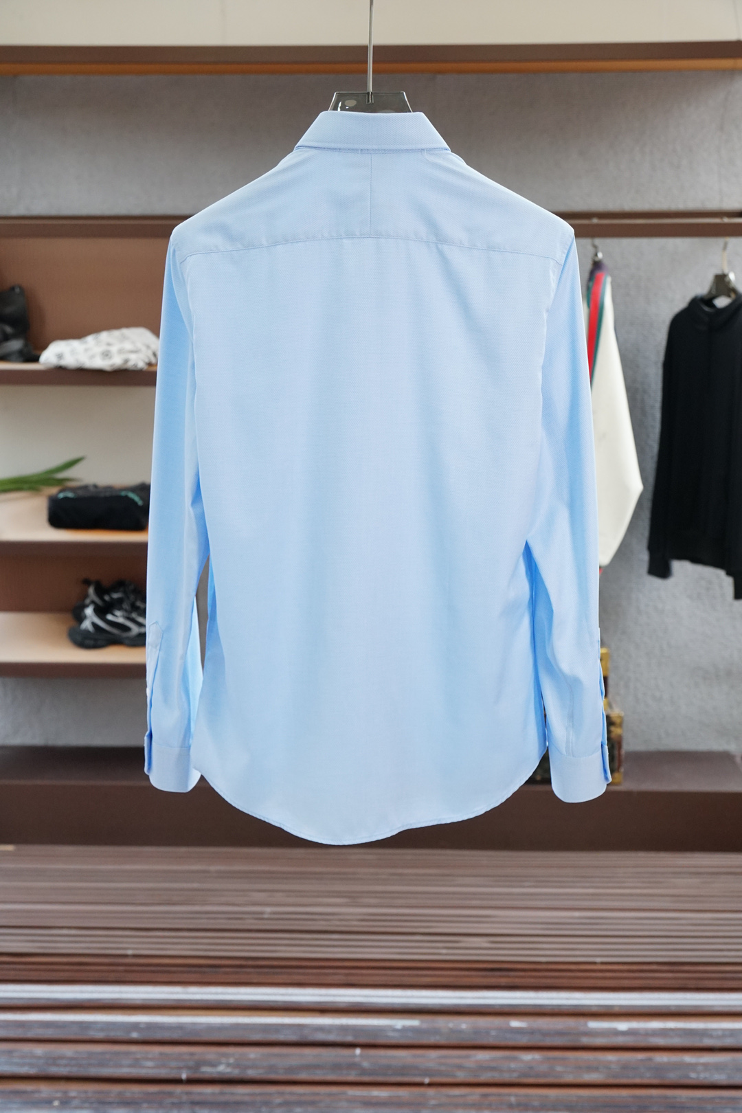 NO:523036,Jenia-2025 new product, on sale, fashionable high-end men's shirt, pure white design is clean and neat, chairman's elite must-have series, comfortable and relaxed without losing the sense of atmosphere, small standing collar positioning design breaks the shackles of tradition, and has a more youthful and fashionable flavor, embroidered logo design, more brand recognition, imported top high density 100 points high-quality Pima cotton cotton skin-friendly and comfortable, very delicate to the touch, good texture, cool and breathable, and not easy to wrinkle. It is a good one, and it is completely fine to wear inside alone. If you like it, you can stock up in advance!  Hurry up and grab it. Size (M-XXX L) pick up the next day., zegna, alexander wang19860909杰尼亚-2025新品 专柜在售 时尚高端男装衬衣,纯白色设计干净利落整洁,董事长精英必备系列,舒适松弛又不失大气感,小立领定位设计打破传统束缚,更具年轻时尚味道,刺绣Logo设计,更具品牌辨识度,进口顶极高密度100分优质皮马棉棉亲肤舒适 摸上去非常的细腻,质感很好,凉爽透气,不易起皱,不错的一款,内搭单穿都完全没问题,喜欢的亲也可以提早囤货！赶紧下手抢吧.尺码（M-XXX L）隔天取货.,,zegna,alexander wang,Men's clothing